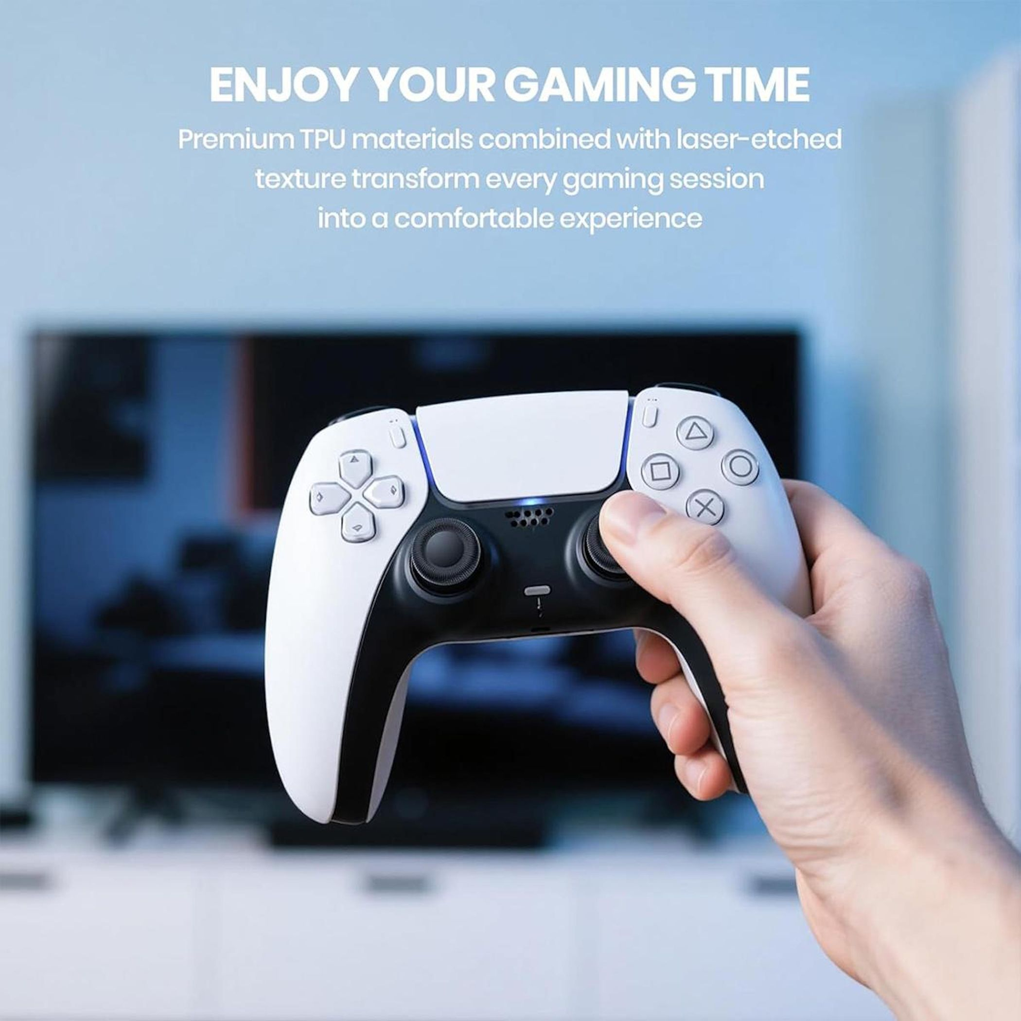 Eine Hand hält einen weißen PlayStation-5-Controller vor einem verschwommenen Fernseher.