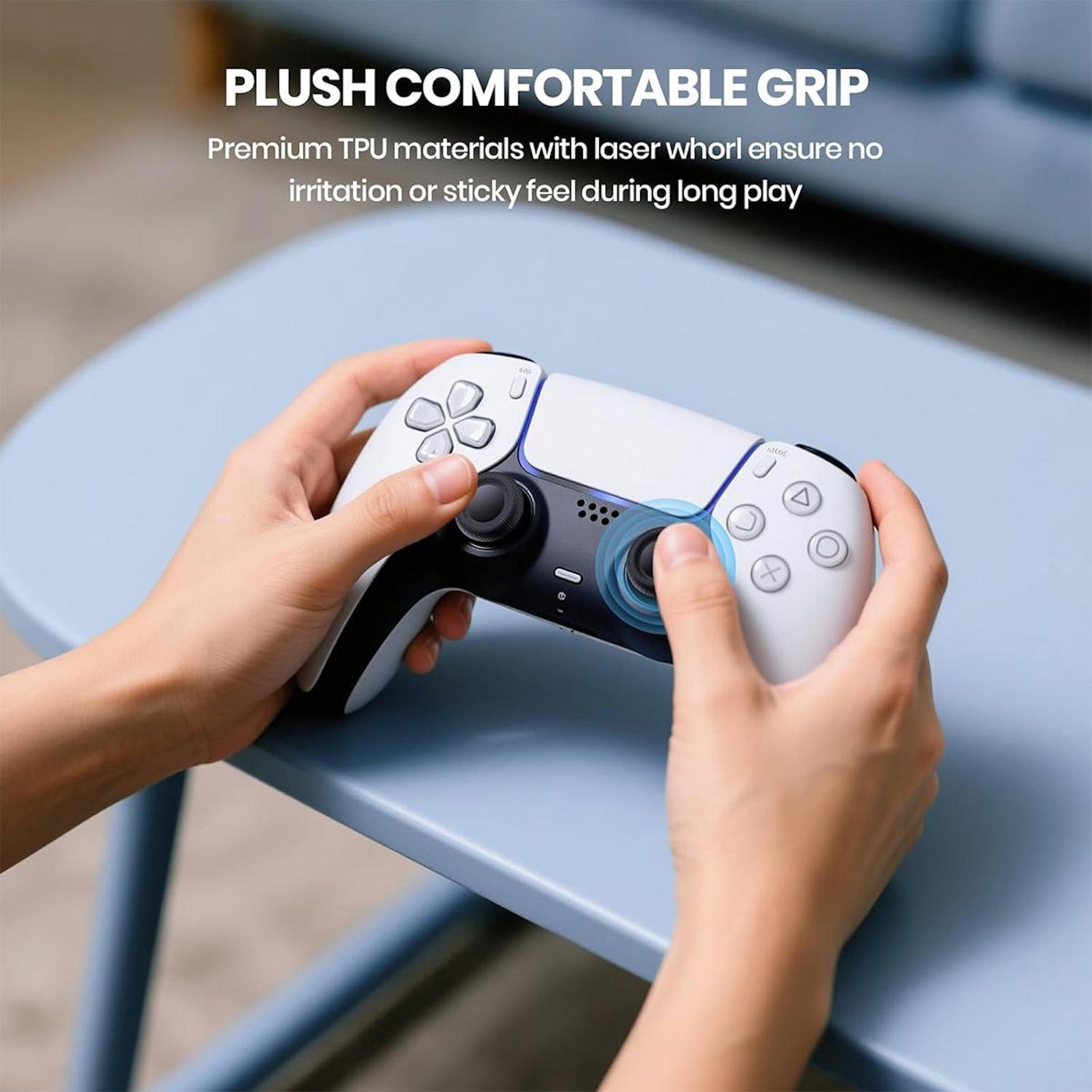 Hände halten einen weiß-schwarzen Controller über einem blauen Hocker, mit Text über bequemen Griff.