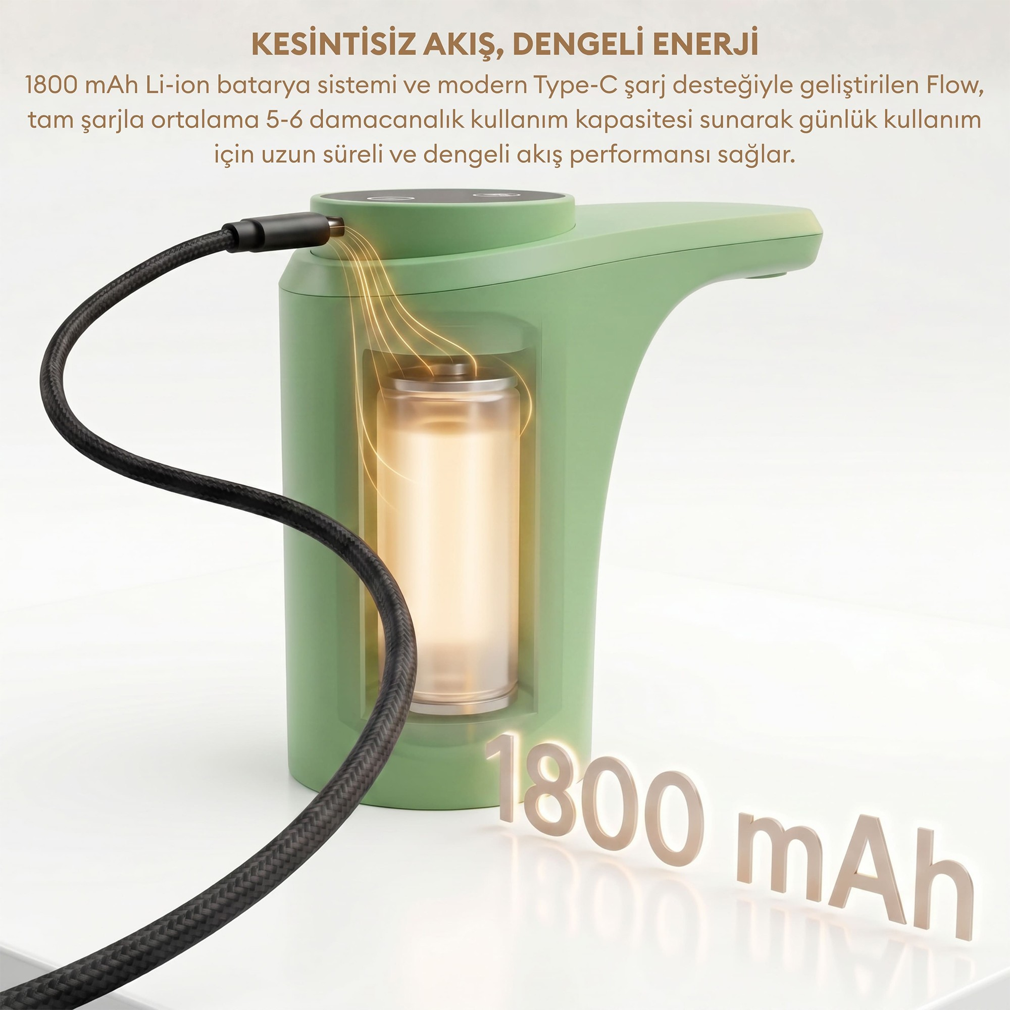 Görünür 1800 mAh bataryaya ve siyah  şarj kablosuna sahip yeşil elektrikli su pompası.