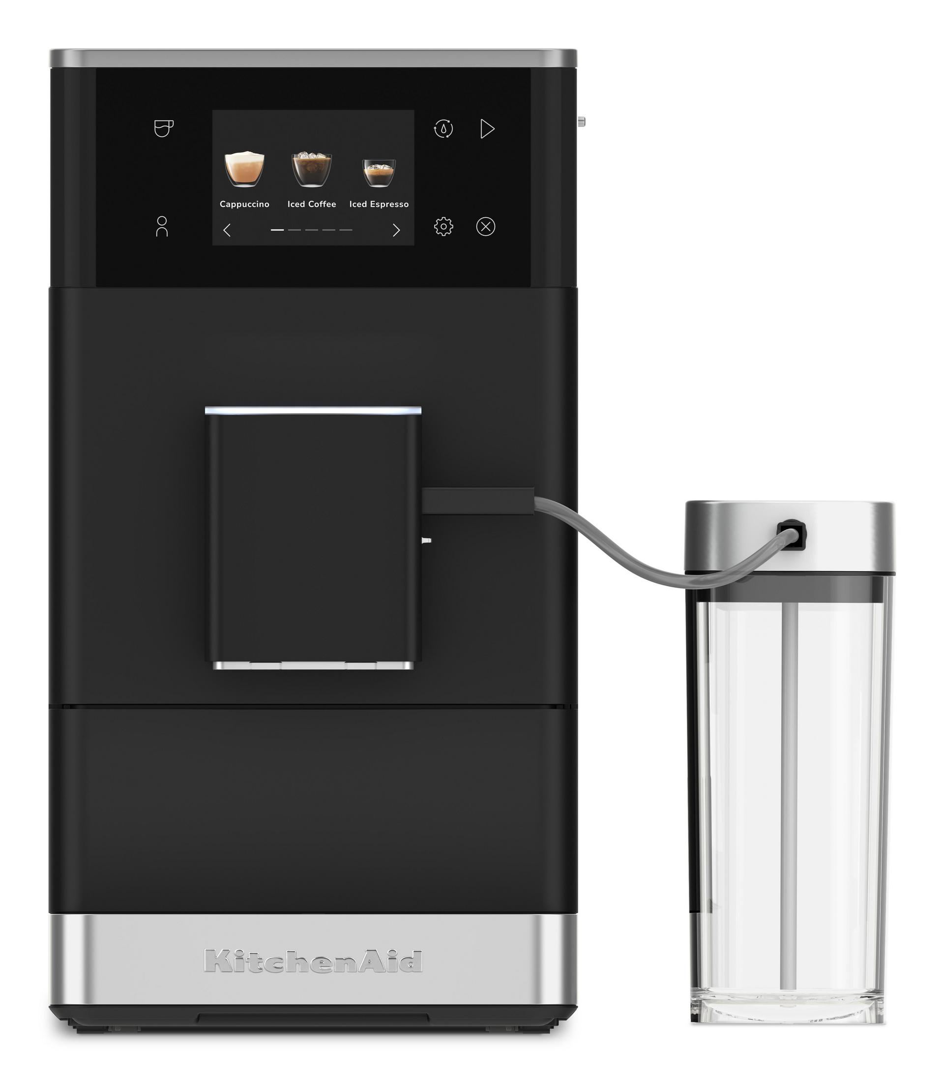Beyaz arka planda dijital ekranlı ve bağlı süt haznesine sahip siyah KitchenAid kahve makinesi.
