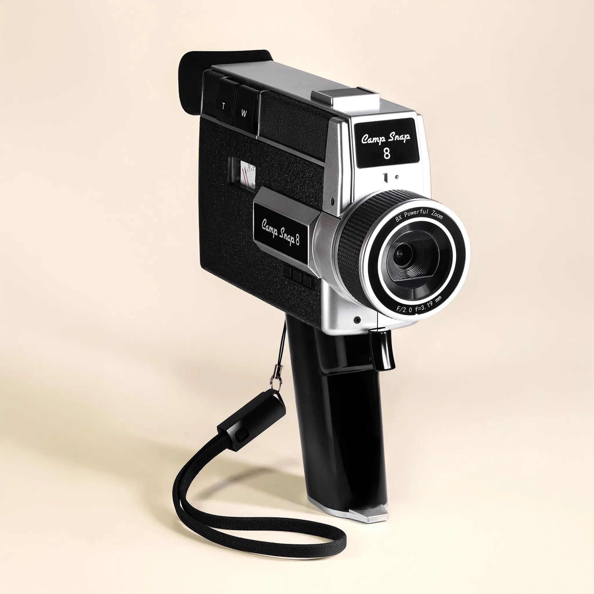 Eine schwarze und silberne Retro-Super-8-Filmkamera steht auf hellem Hintergrund mit einer Handschlaufe.
