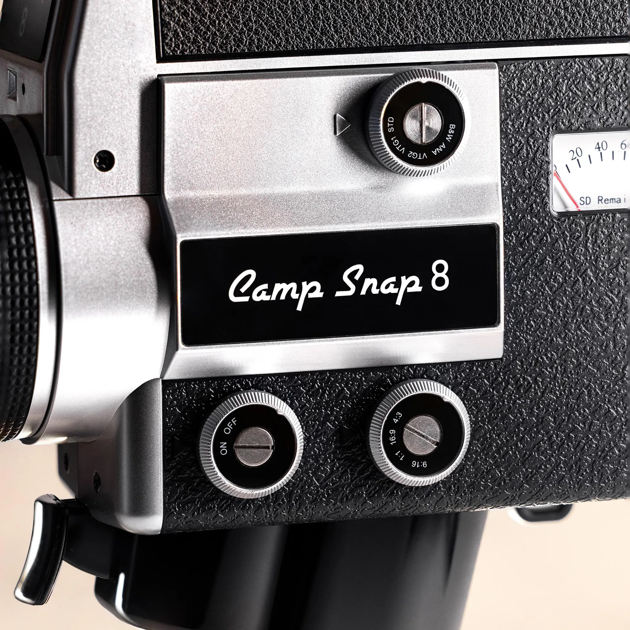 Nahaufnahme einer vintage Camp Snap 8 Filmkamera mit Knöpfen und Skala auf schwarzem und silbernem Gehäuse.
