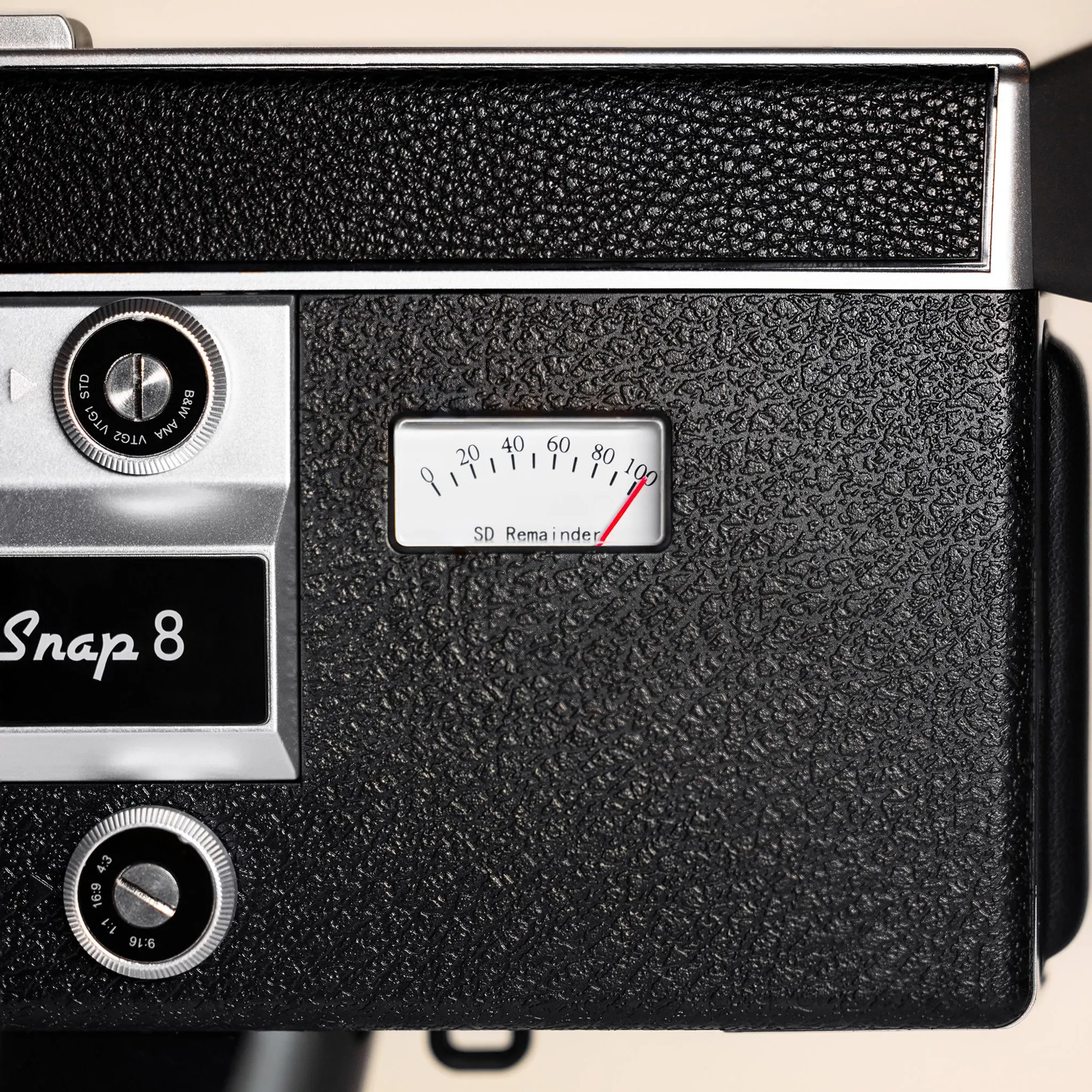 Nahaufnahme einer schwarzen Snap 8 Kamera mit SD-Rest-Zähler auf 100.
