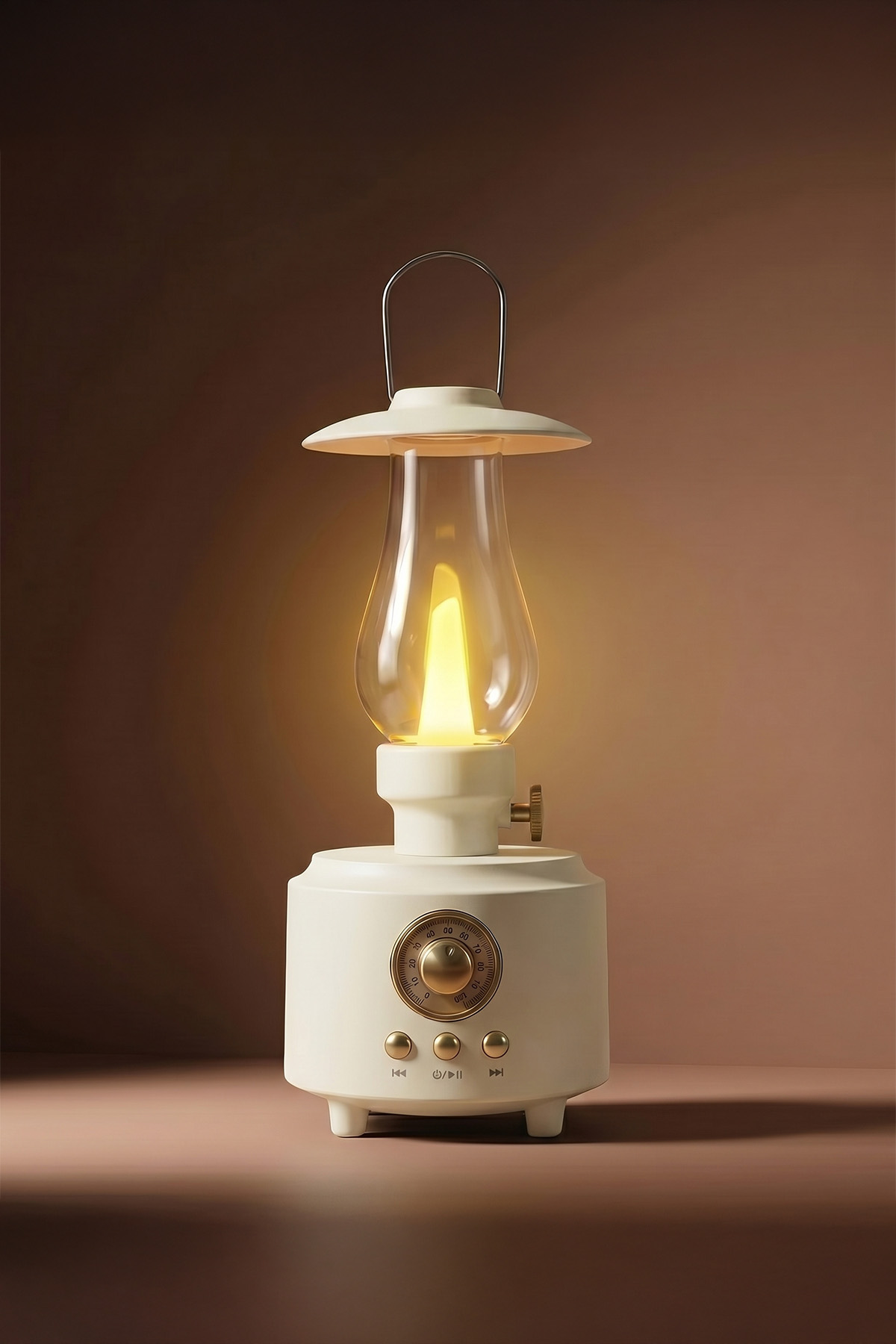Kahverengi arka plan üzerinde sıcak ışıklı ve altın düğmeli, krem beyazı, retro tarzı bir LED fener.