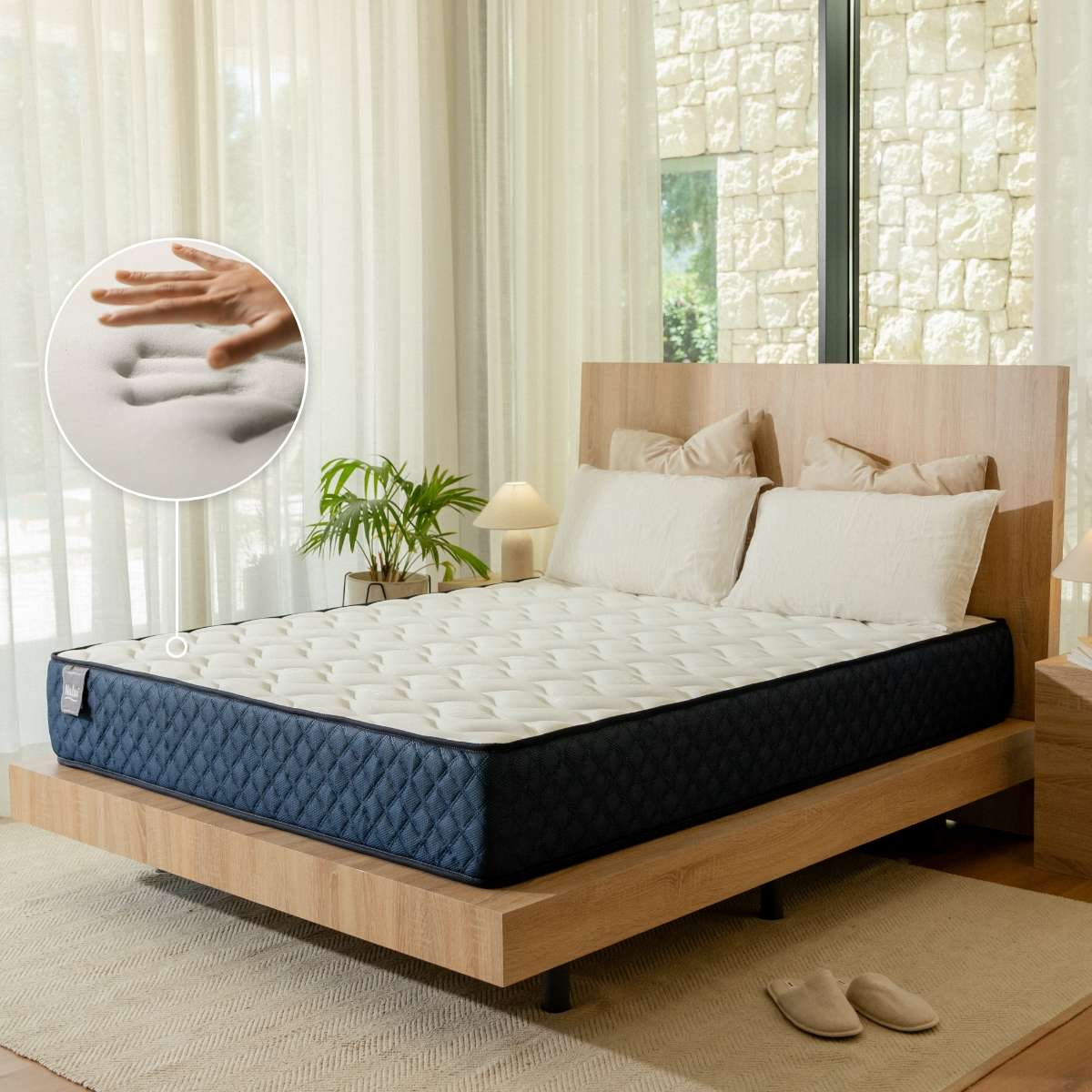 Cama de madera con colchón blanco y azul, mostrando una vista del material viscoelástico.