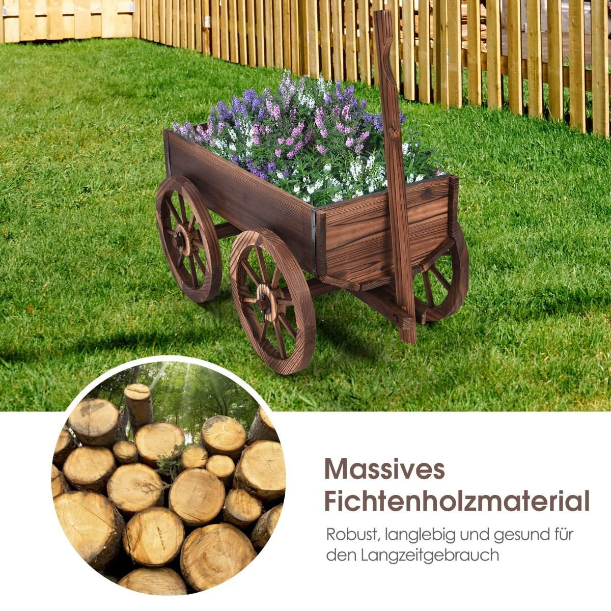 Een houten wagenbak vol paarse en witte bloemen op een groen gazon bij een houten hek.