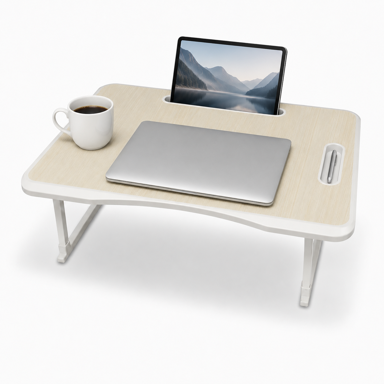 Un escritorio de regazo de madera sostiene una laptop cerrada, una tablet, una taza de café y un lápiz.