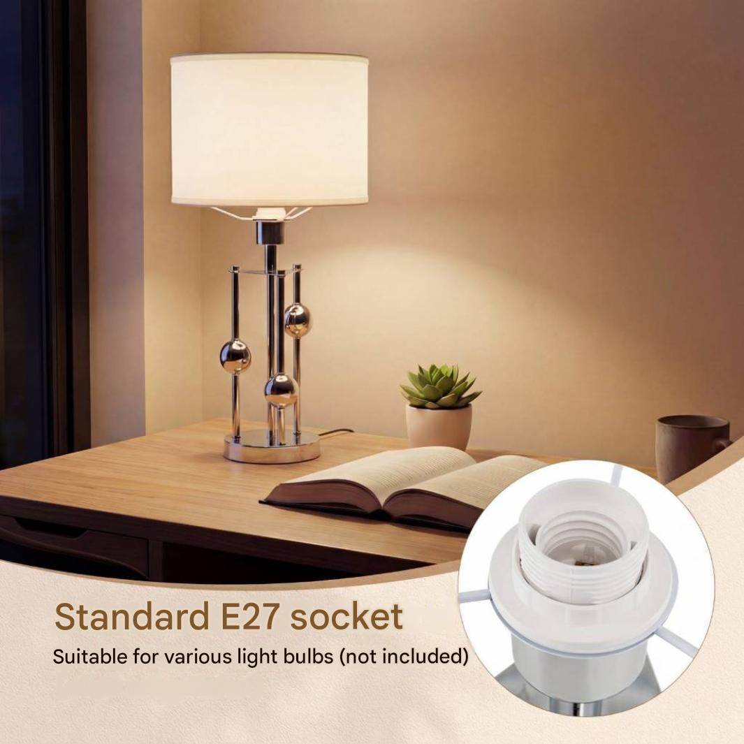 Moderne bureaulamp met metalen accenten en E27 fitting op een houten bureau.