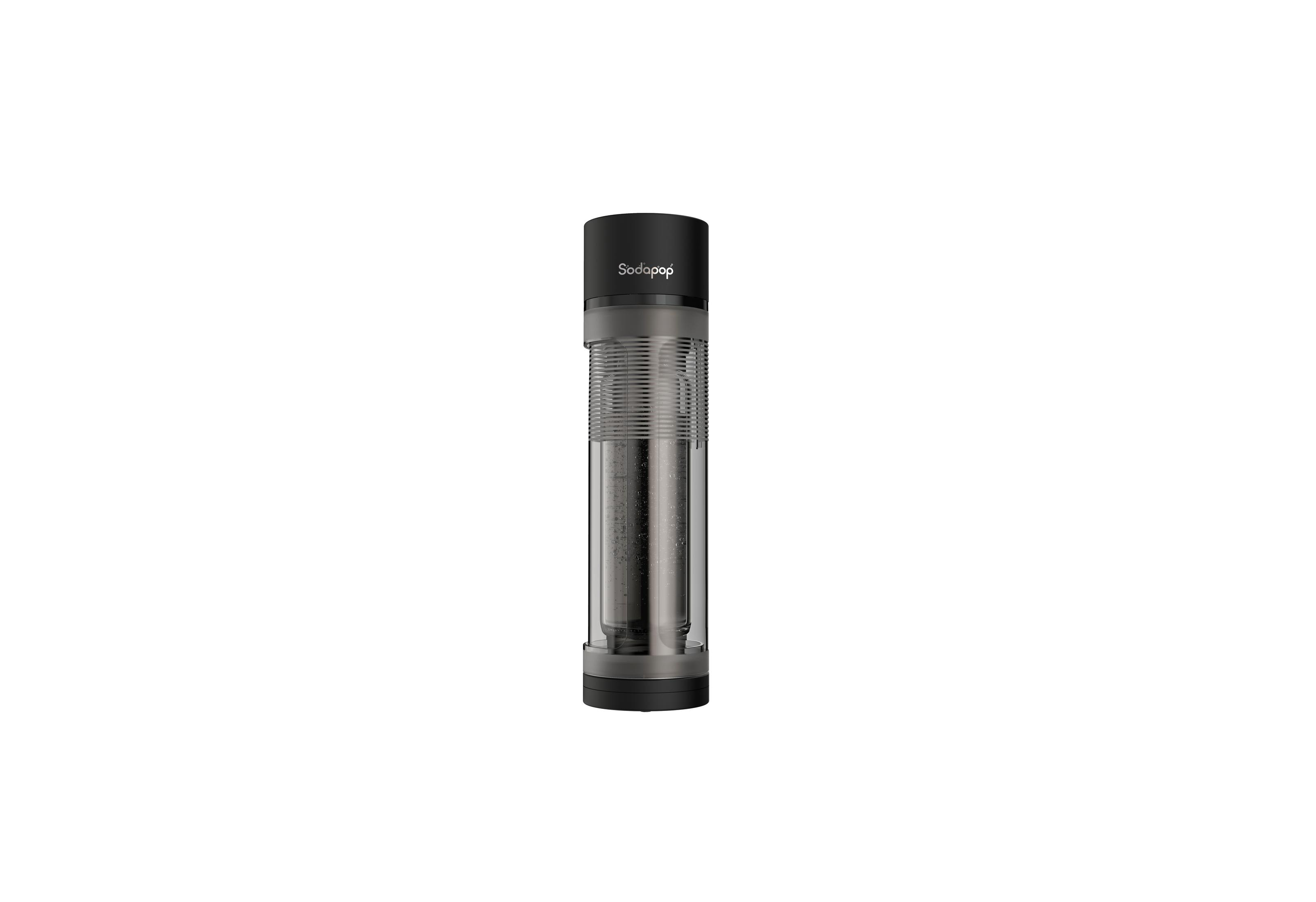 Un gassatore d'acqua Sodapop nero si trova in posizione verticale su sfondo bianco.