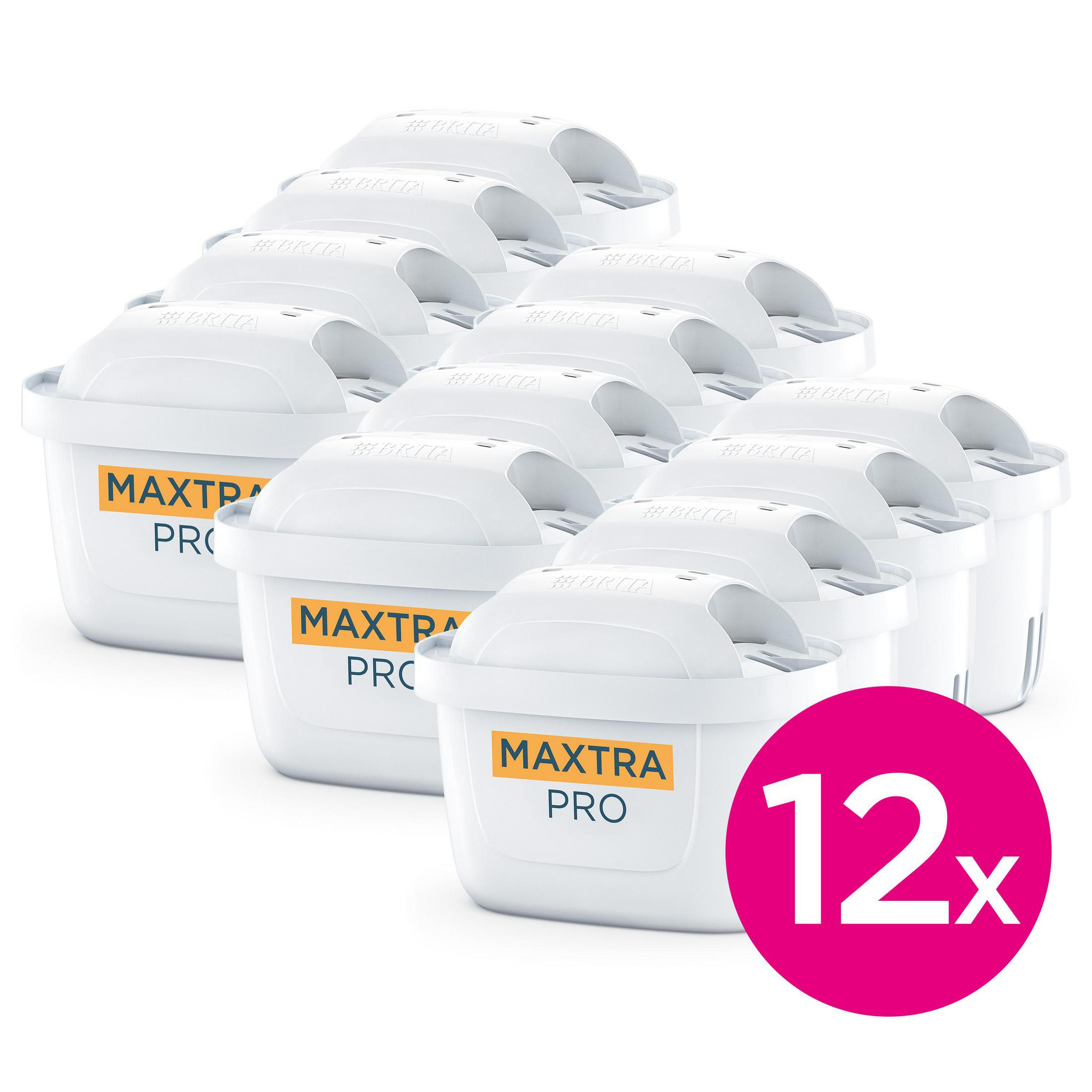 Dodici cartucce filtranti per acqua bianche Brita Maxtra Pro disposte in file.