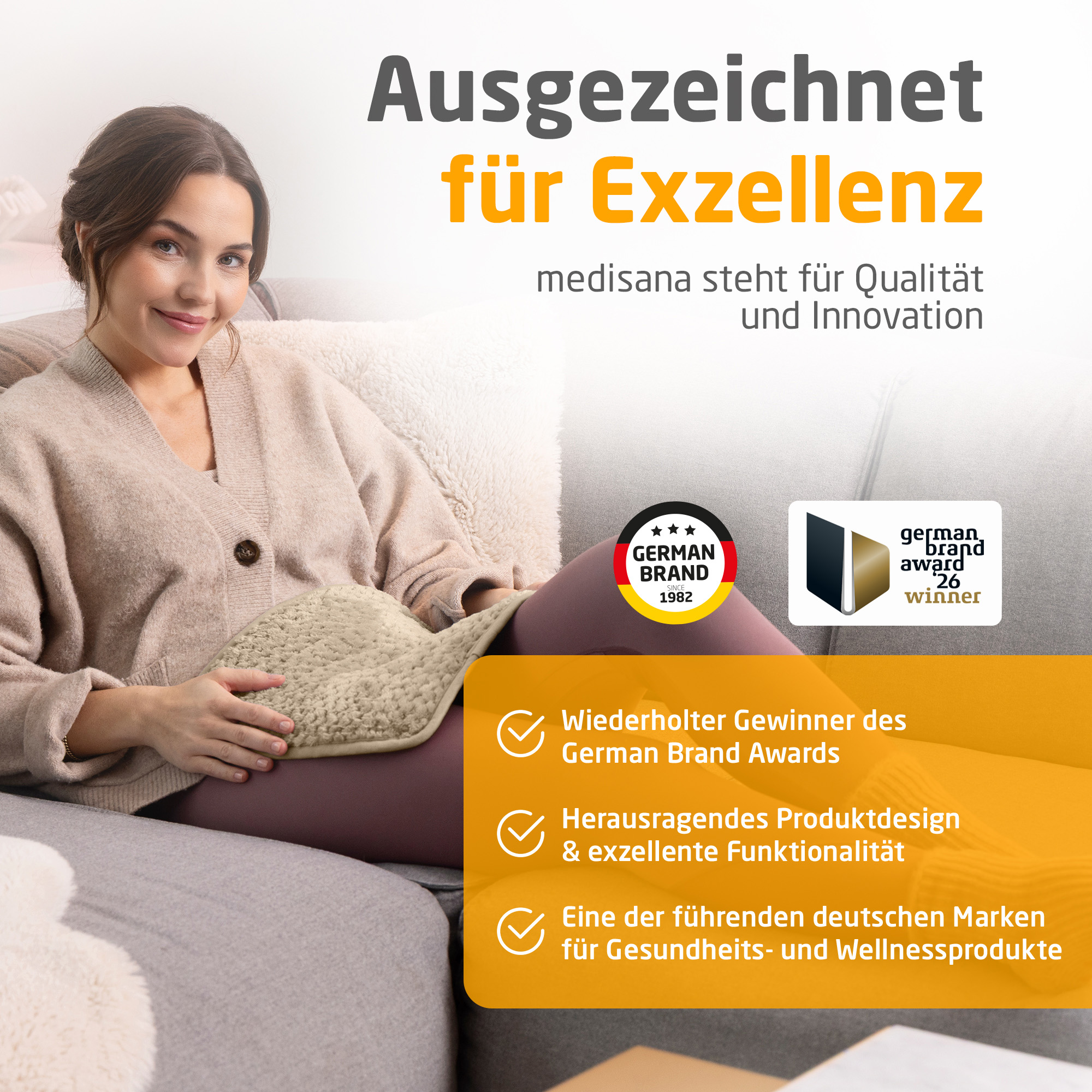 Frau sitzt auf dem Sofa und hält ein Medisana Wärmekissen, umrahmt von German Brand Award Logos und Text.