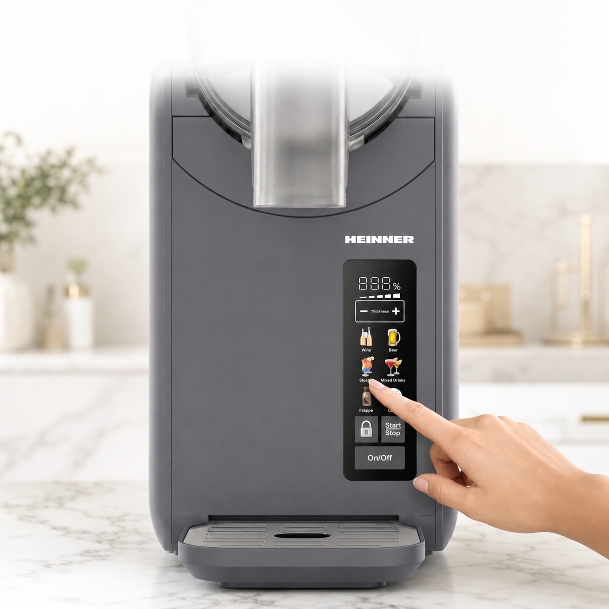 Un doigt touche l'écran tactile d'une machine à boissons givrées grise sur un comptoir.