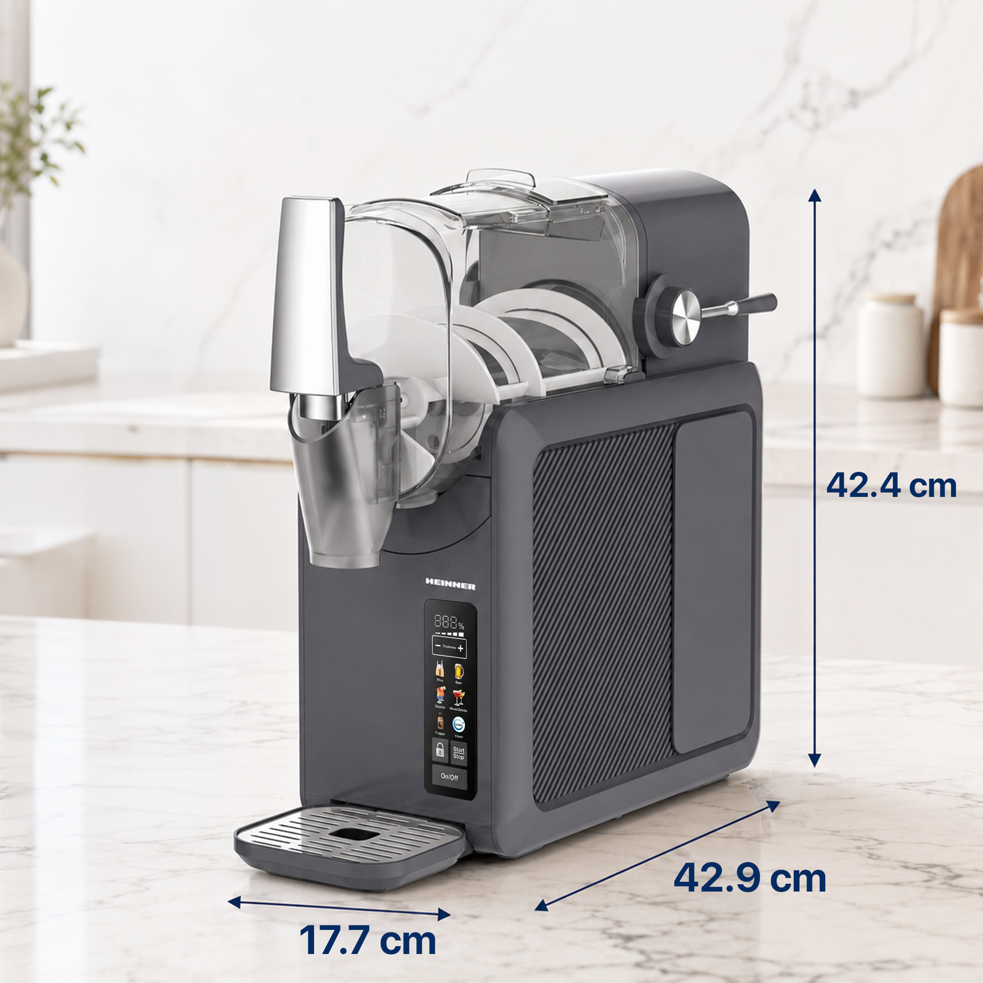 Machine à granité Heinner grise avec dimensions sur comptoir de cuisine en marbre.