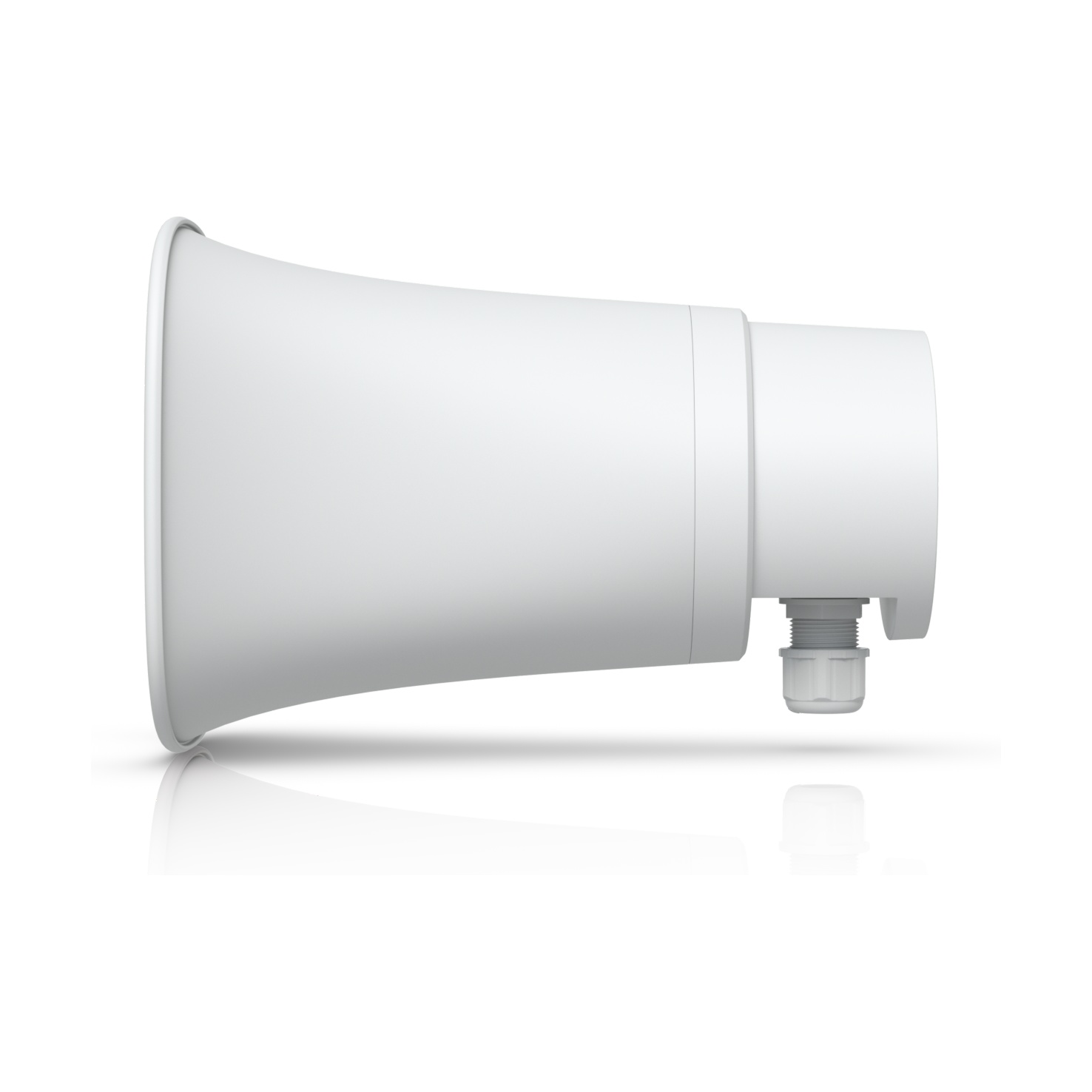 Un altoparlante a tromba bianco con pressacavo su sfondo bianco e pavimento riflettente.