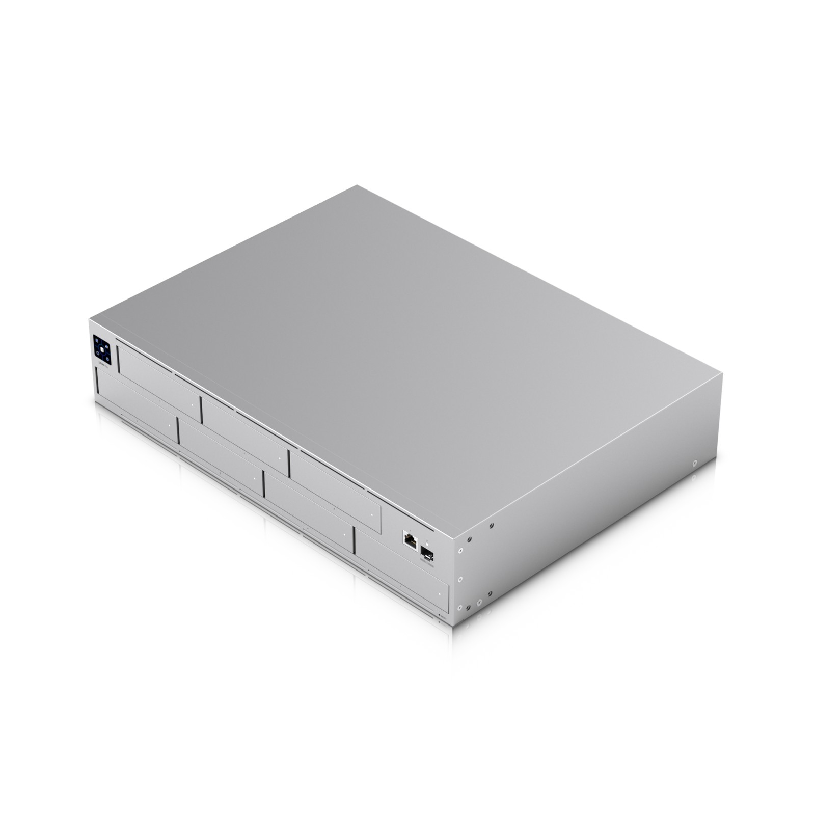 Un involucro per rack server argentato con finitura metallica lucida, visto da un'angolazione elevata su sfondo bianco.