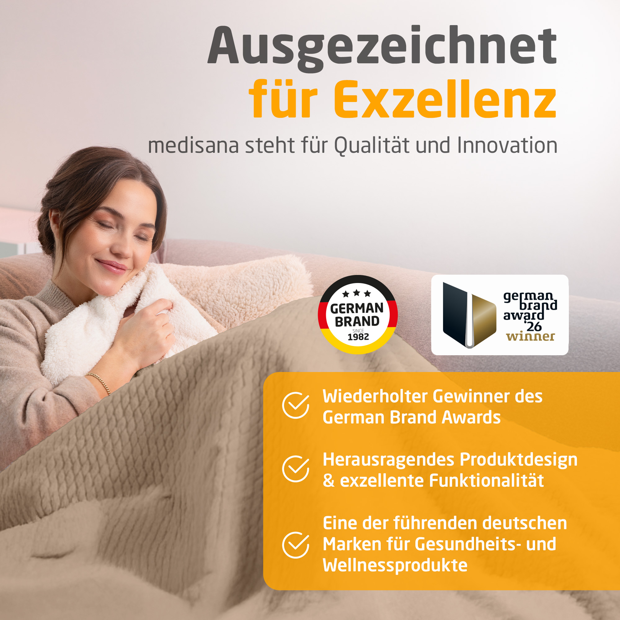 Una donna sorridente si coccola con una coperta su un divano, accompagnata da badge di premi e testo.