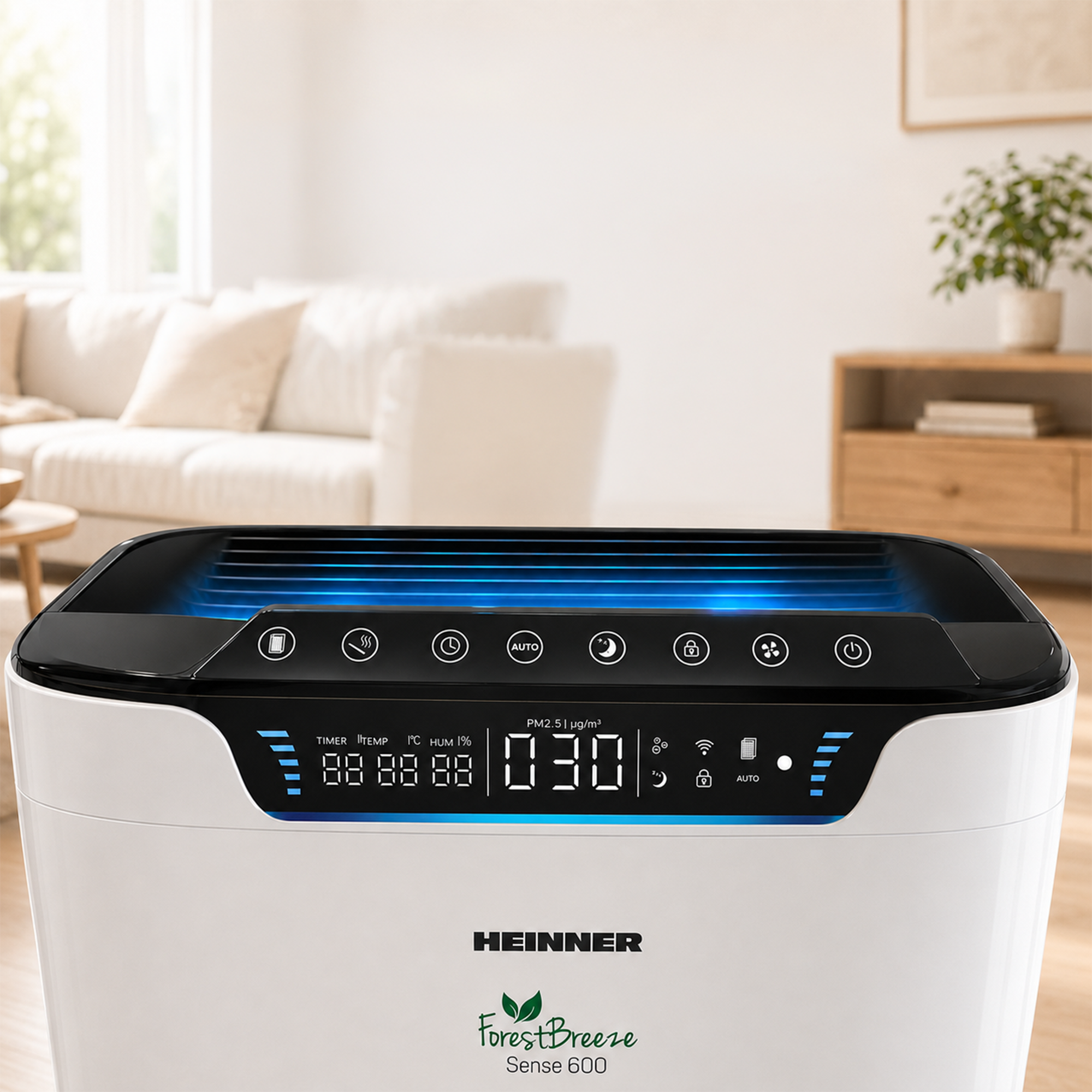 Un purificateur d'air blanc avec écran numérique et éclairage bleu se trouve dans un salon lumineux et moderne.