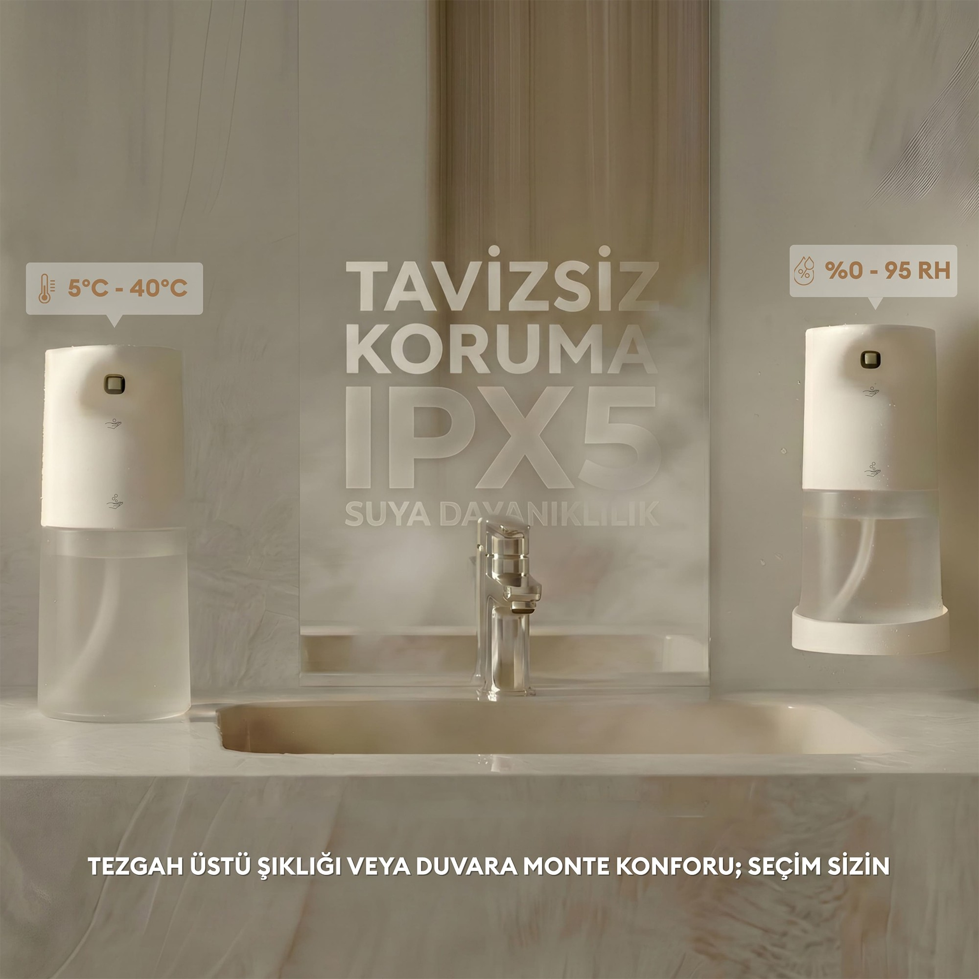 IPX5 su dayanıklılığı hakkında Türkçe metin içeren, lavabo yanındaki iki beyaz otomatik sabunluk.