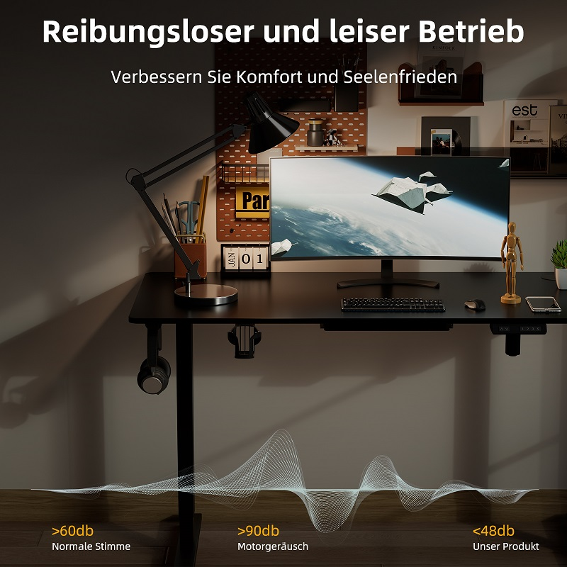 Moderner Schreibtisch mit Monitor, Lampe und Soundgrafik im Hintergrund.