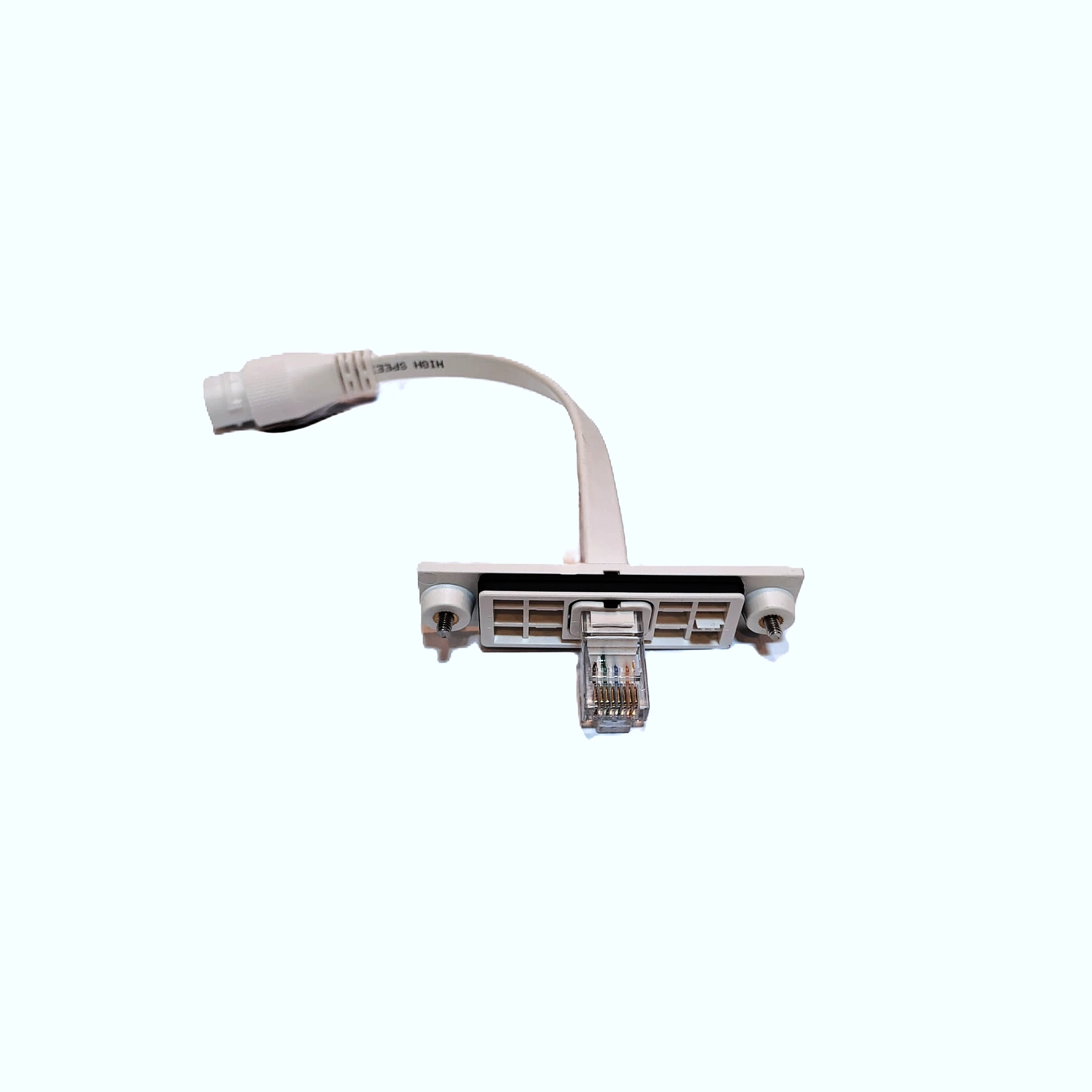 Biały kabel ethernetowy podłączony do płaskiego wspornika montażowego ze śrubami.