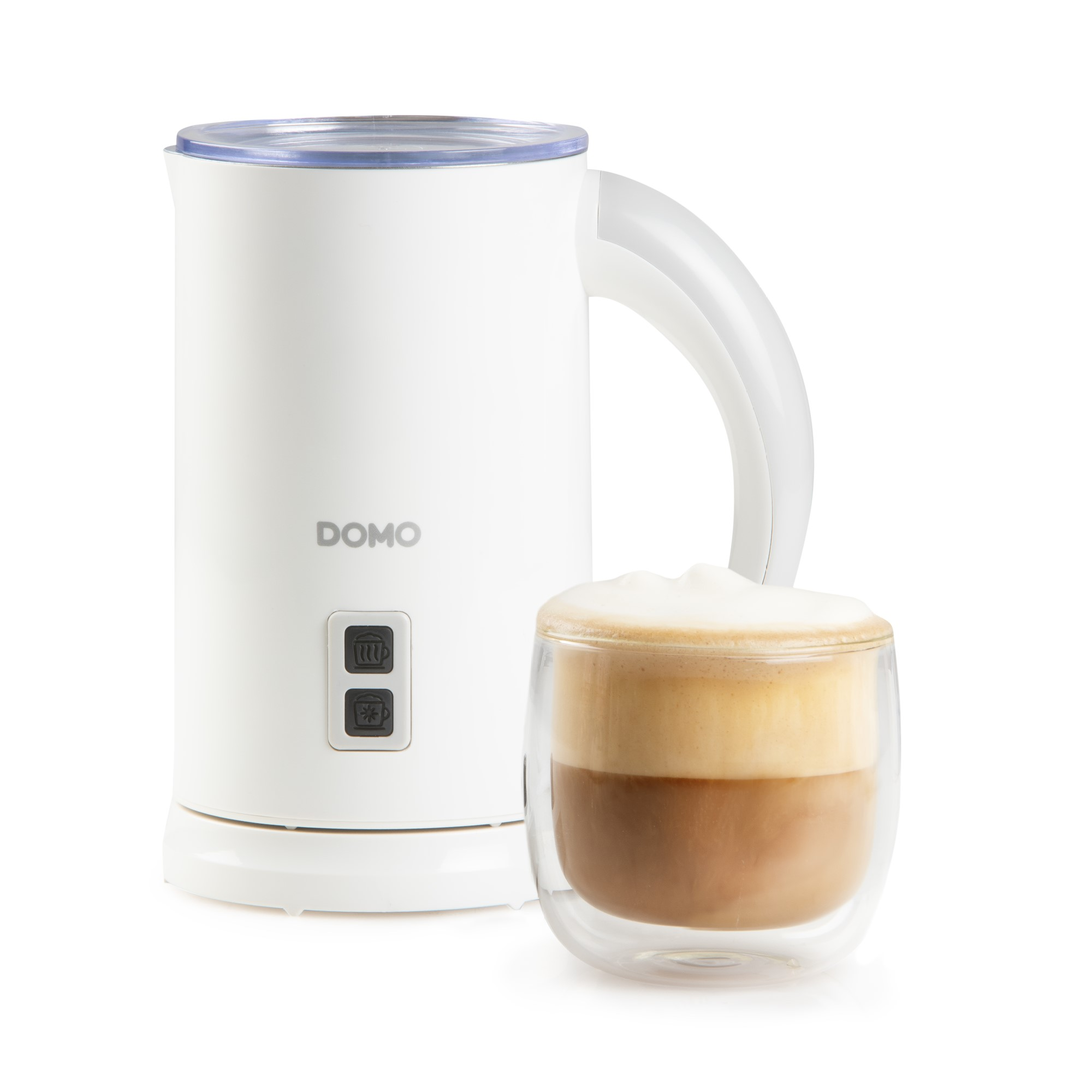 Ein weißer elektrischer Milchschaumzubereiter der Marke Domo steht neben einem Glas mit einem frisch zubereiteten Cappuccino.