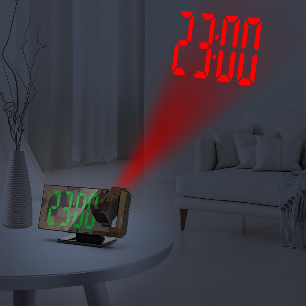 Ein digitaler Wecker auf einem Tisch projiziert die rote Uhrzeit 23:00 an die Wand in einem dunklen Raum.
