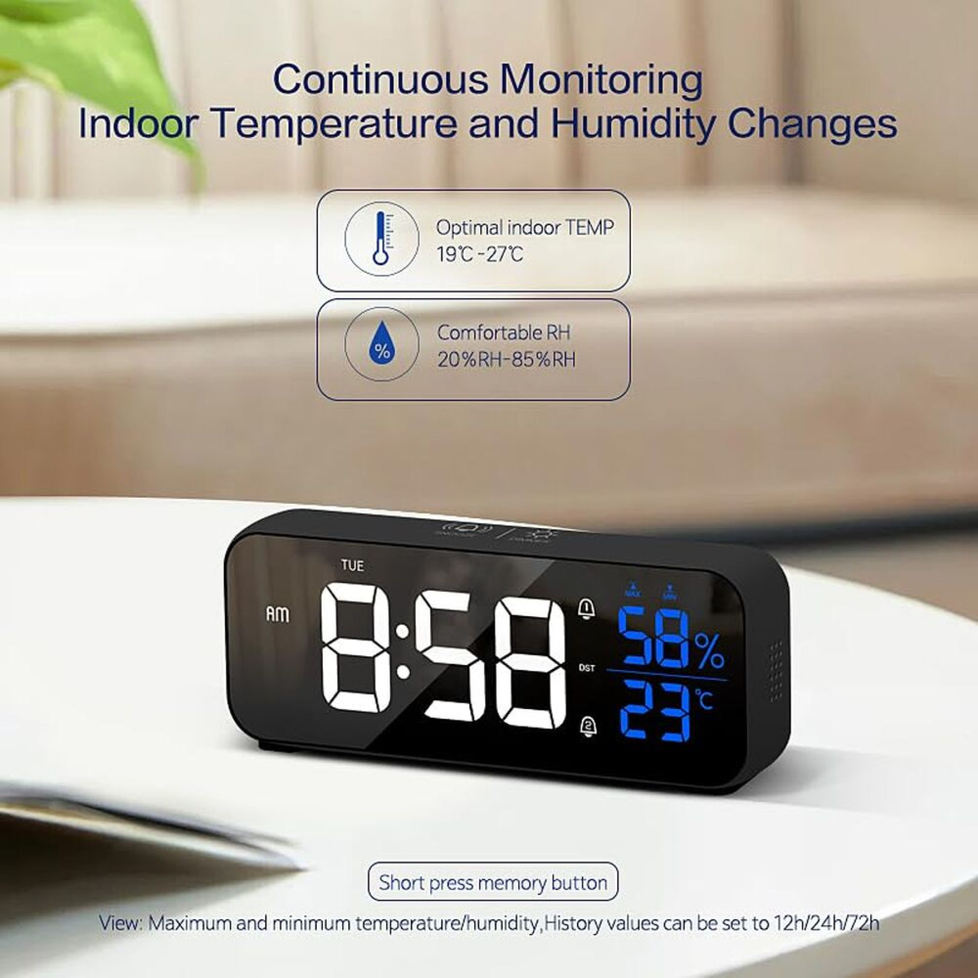 Digitale Uhr auf weißem Tisch zeigt Zeit, Temperatur und Luftfeuchtigkeit an.