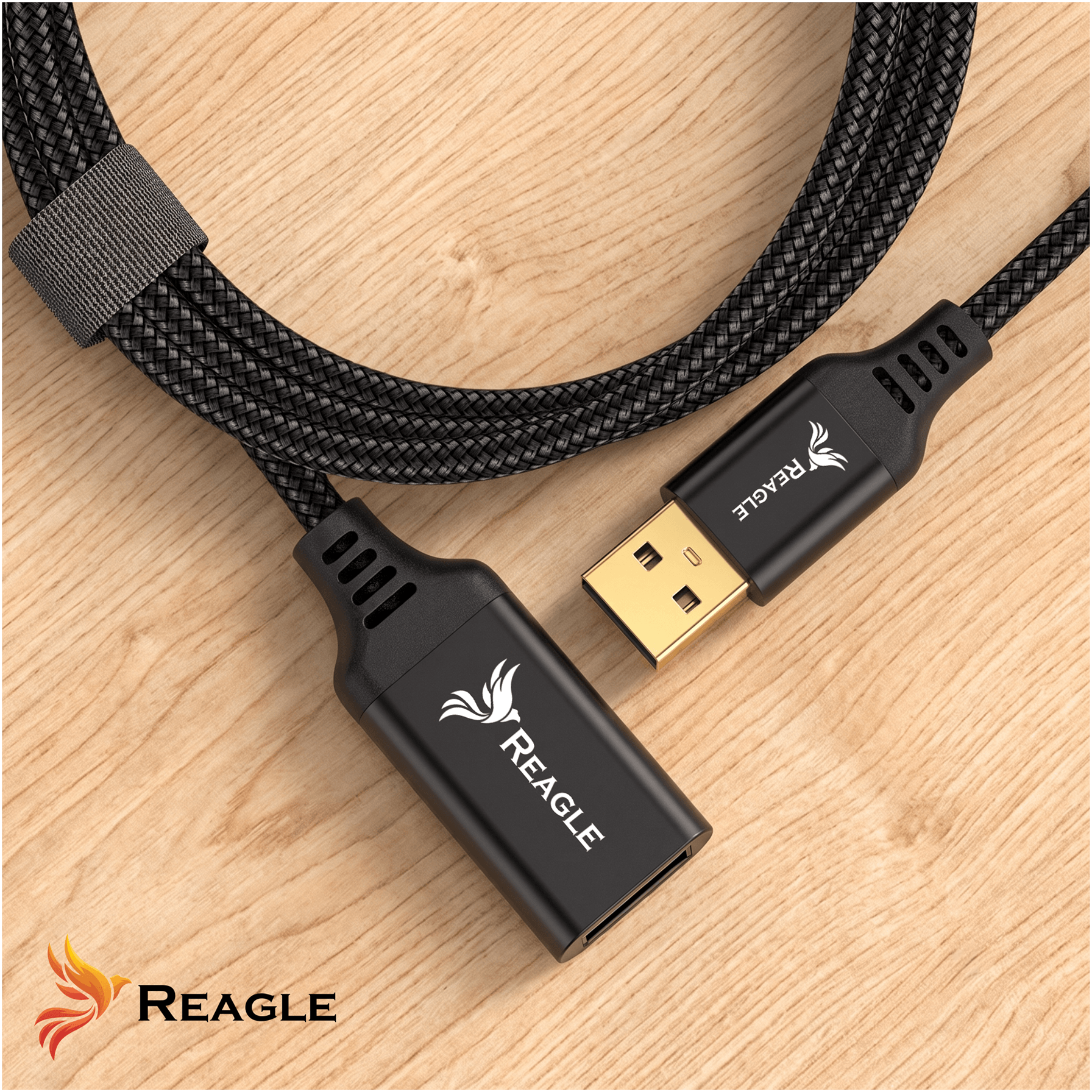 Un cavo USB intrecciato nero Reagle con connettori placcati in oro su una superficie di legno.