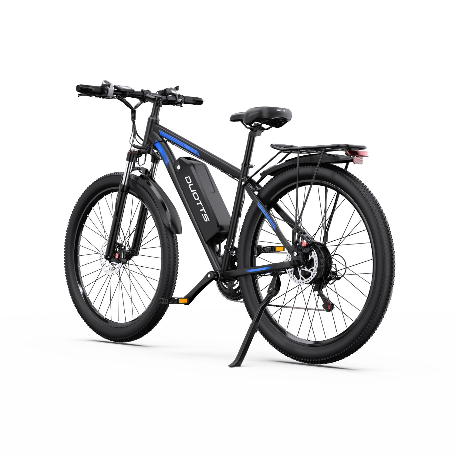Ein schwarzes E-Mountainbike mit blauen Akzenten, montiertem Akku und Seitenständer vor weißem Hintergrund.