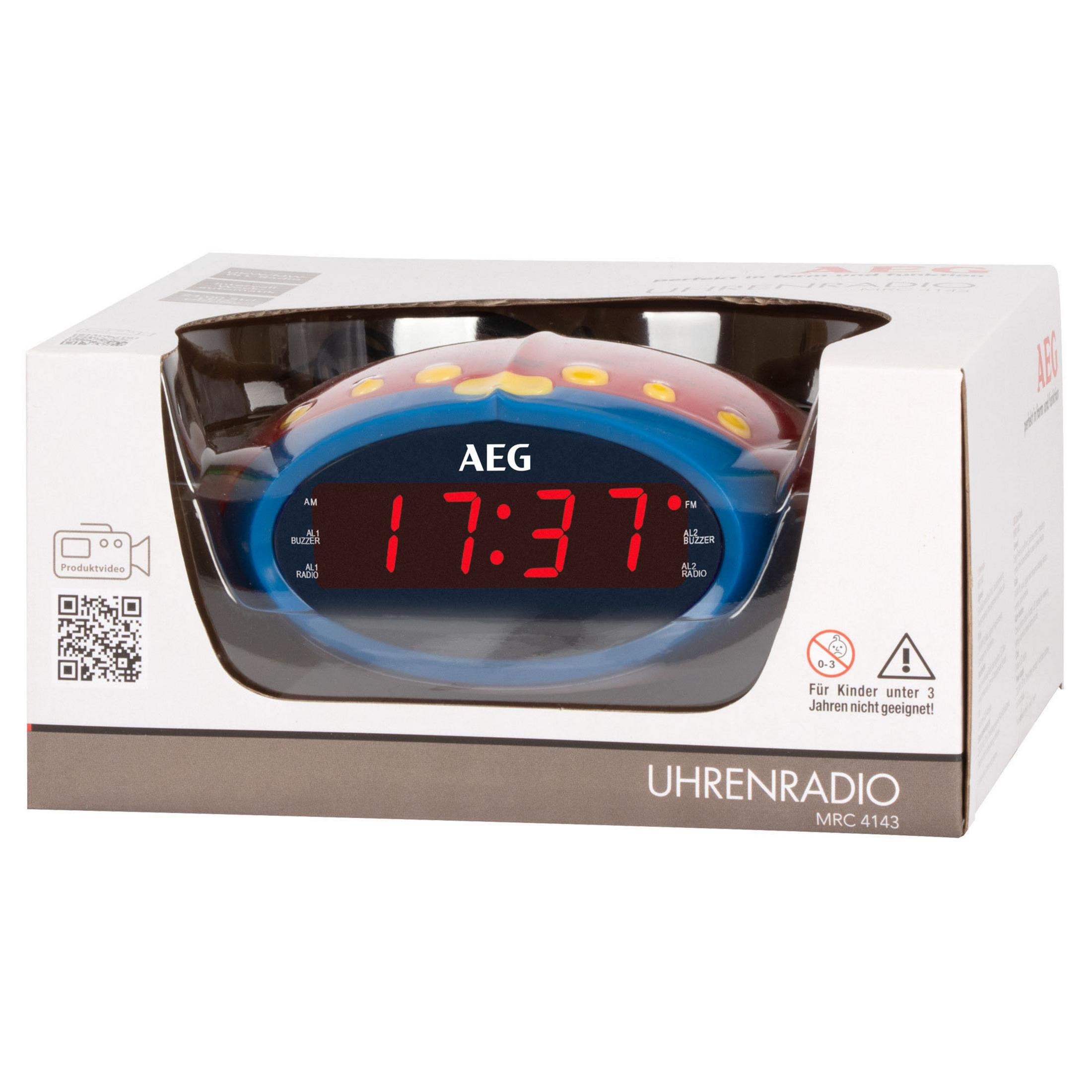 Ein blau-roter AEG Uhrenradio in einer offenen Produktverpackung, die Uhrzeit zeigt 17:37.