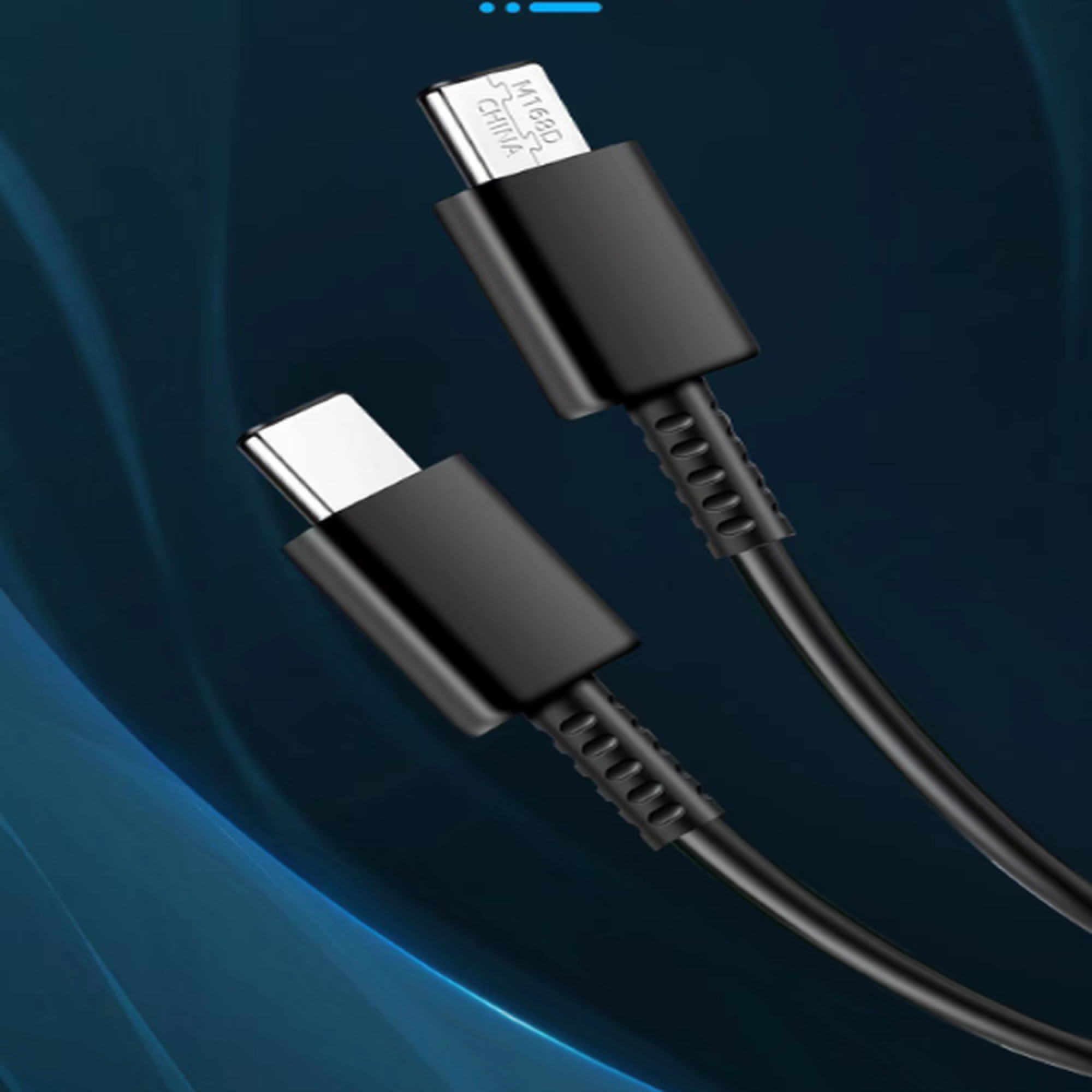 Zwei schwarze USB-C-Kabel mit metallischen Anschlüssen vor einem dunkelblauen, abstrakten Hintergrund.