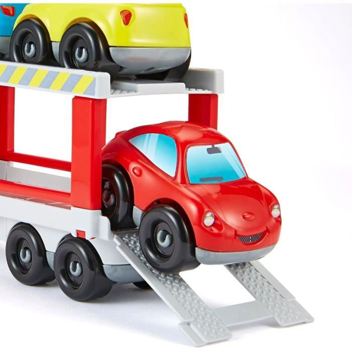 Ein rotes Spielzeugauto rollt von der Ladefläche eines weißen und roten Autotransporters mit gelben Streifen.