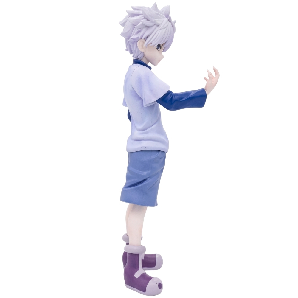 Eine weiße Anime-Figur mit blauer Kleidung, weißen Haaren und lila Stiefeln steht auf weißem Hintergrund.