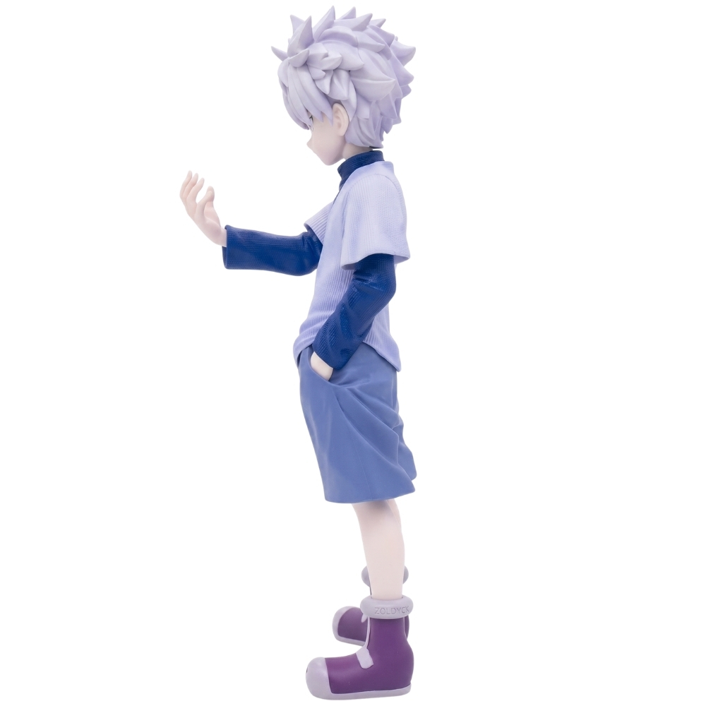 Seitenansicht einer grauhaarigen Anime-Figur in blauer Kleidung und violetten Stiefeln vor weißem Hintergrund.