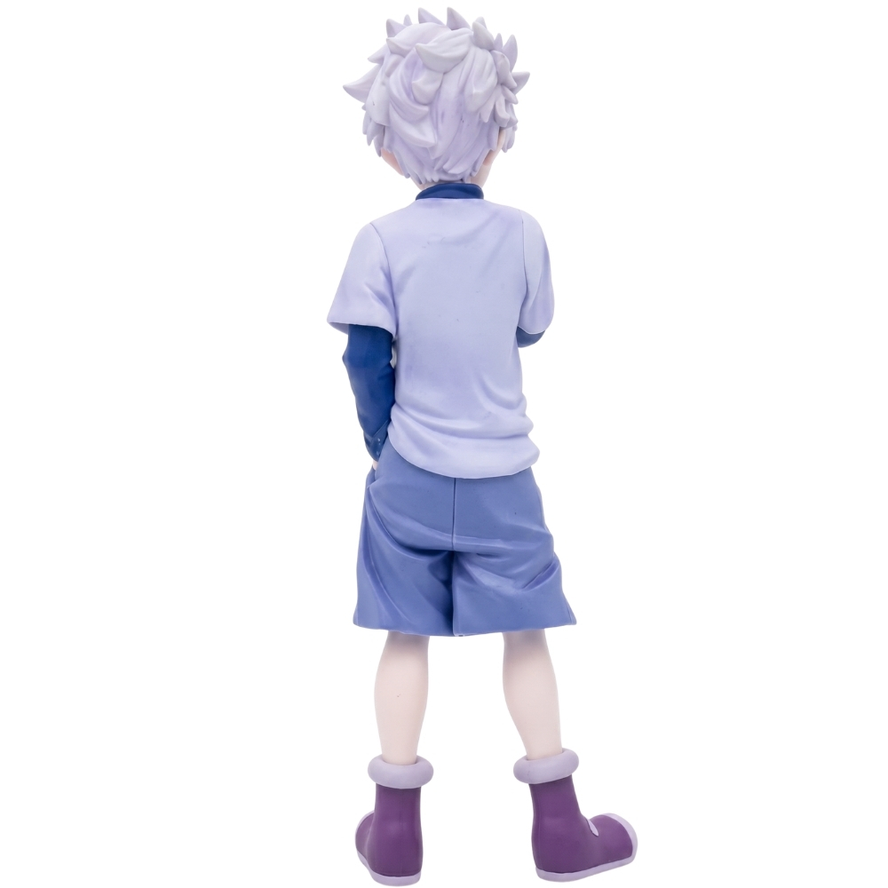 Anime-Figur von hinten mit weißem Haar, blauem Shirt, blauen Shorts und lila Stiefeln auf weißem Hintergrund.