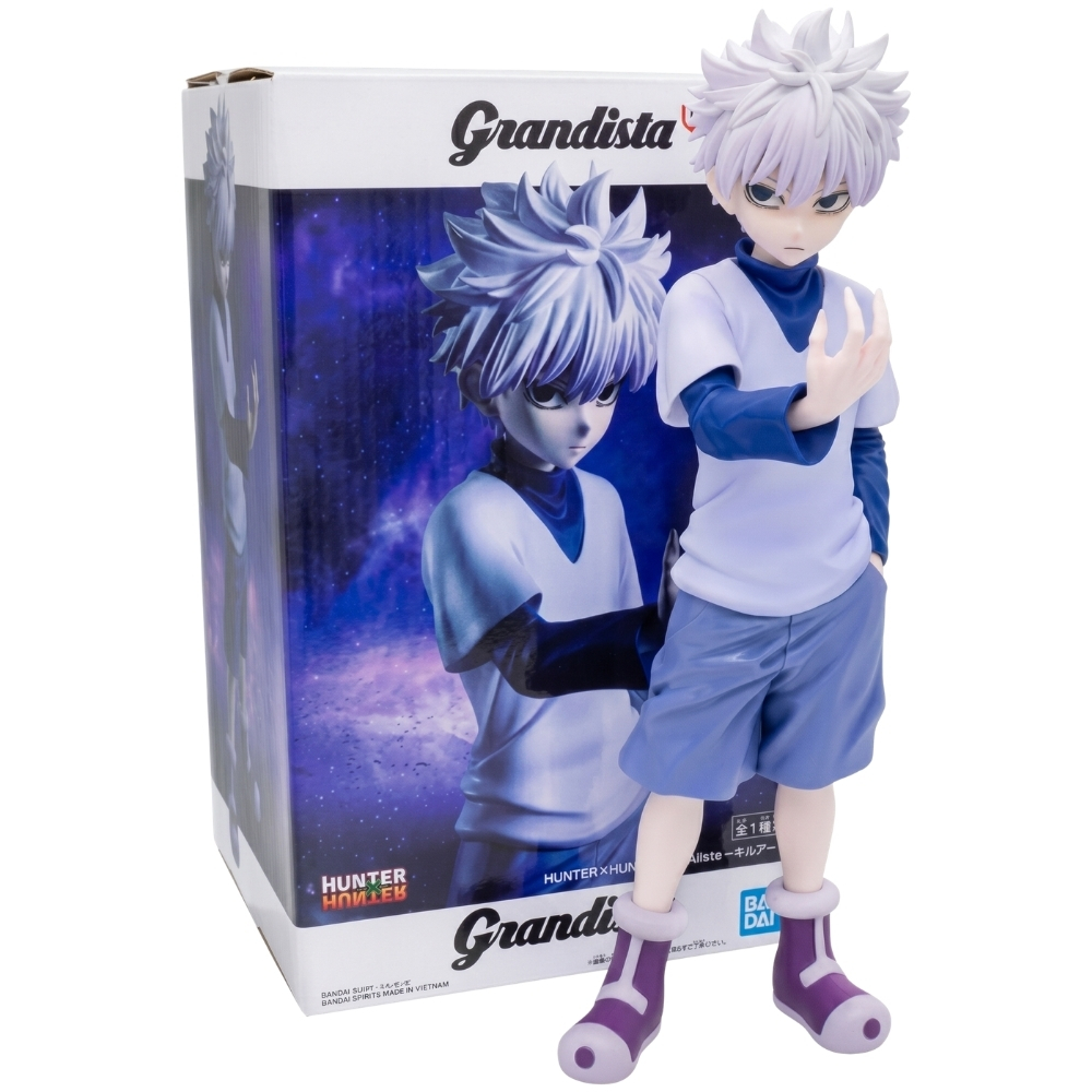 Killua Zoldyck Anime-Figur in weißem Hemd und blauen Shorts, stehend vor seiner verzierten Produktverpackung.
