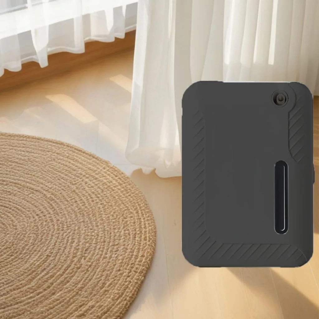 Eine schwarze Tablet-Hülle steht auf einem Holzboden neben einem runden Teppich und weißen Vorhängen.