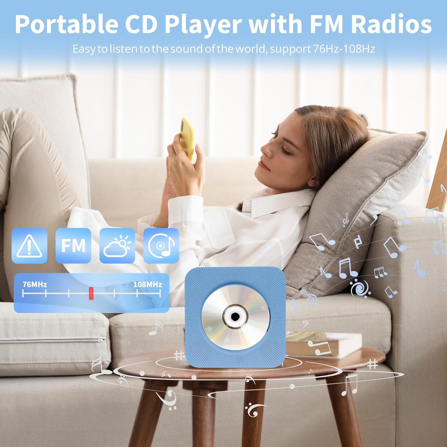 Eine Frau liegt auf einem Sofa, während ein blauer CD-Player auf einem Holztisch davor Musik abspielt.