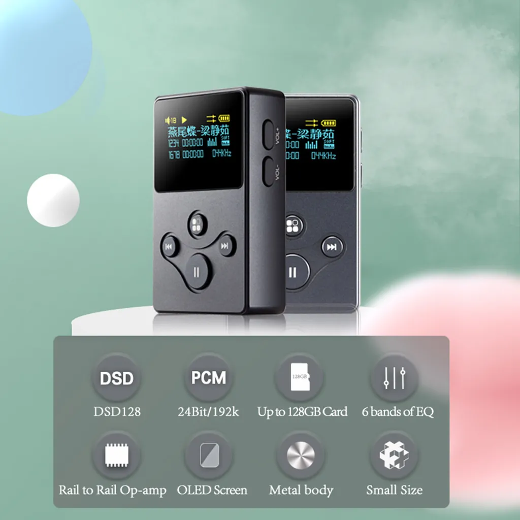 Zwei schwarze Musik-Player mit Funktionen wie DSD, OLED-Bildschirm und Metallgehäuse auf einem grünen Hintergrund.
