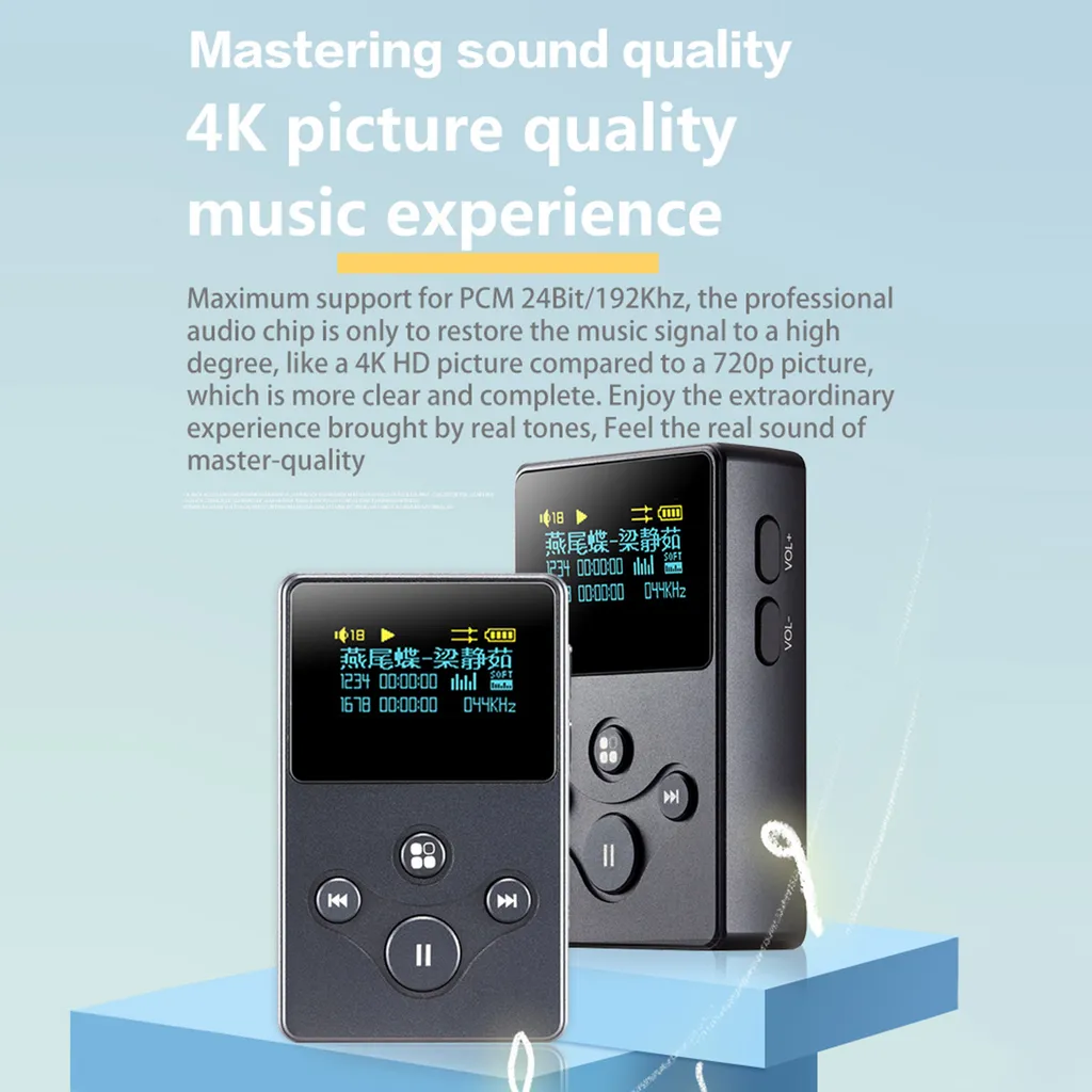 Zwei schwarze digitale Audioplayer stehen auf einer blauen Oberfläche, umgeben von Werbetext.