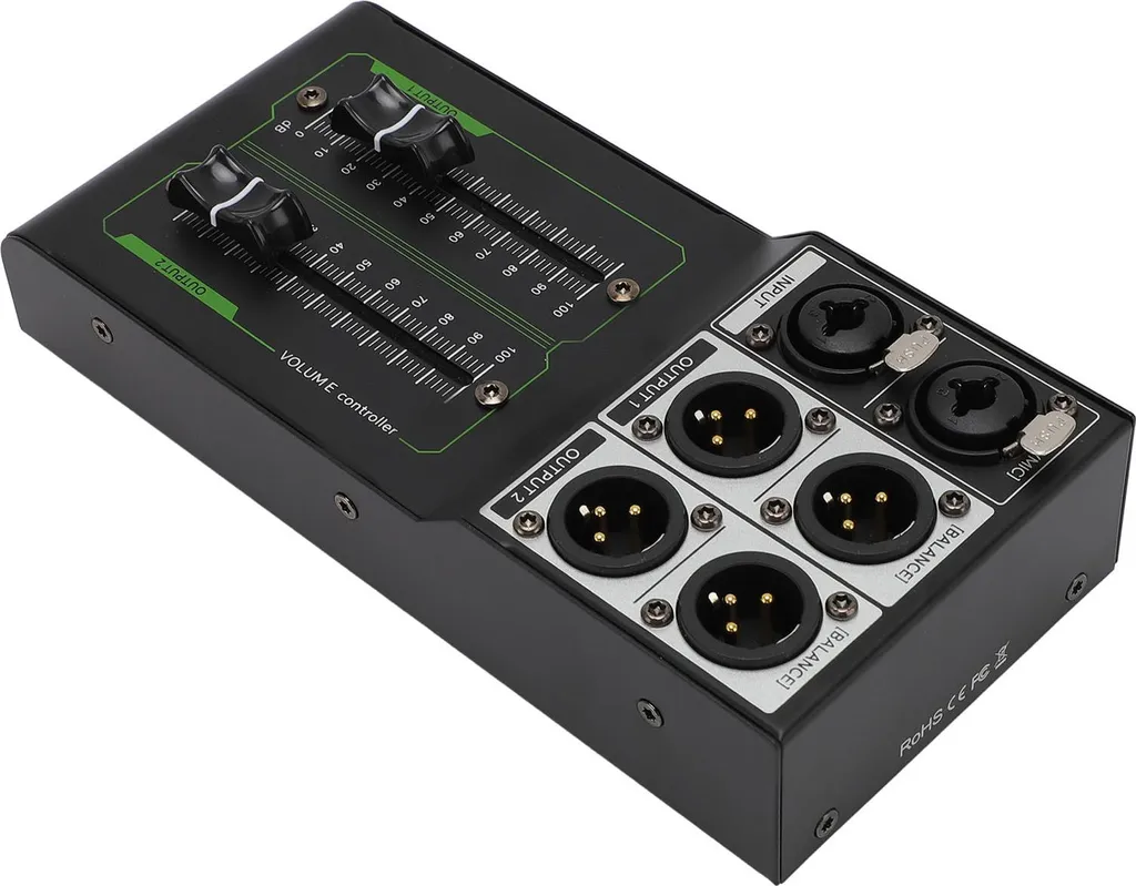 Ein schwarzer Audio-Lautstärkeregler mit zwei vertikalen Reglern und mehreren XLR-Anschlüssen.