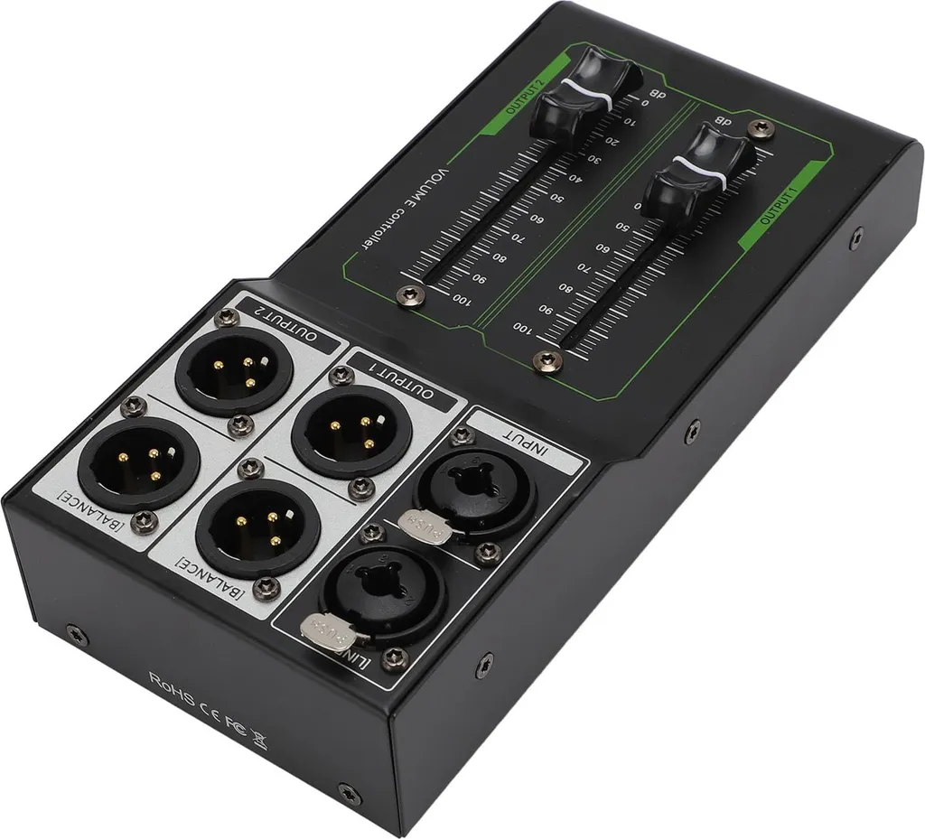 Ein schwarzer Audiomischer mit zwei Schiebereglern und XLR-Anschlüssen auf einer weißen Oberfläche.
