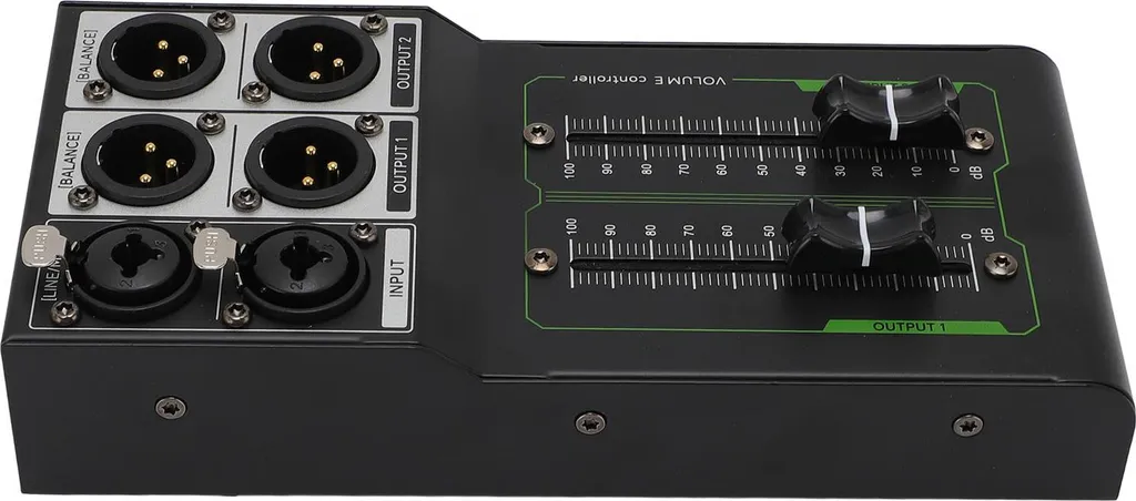 Schwarzes Audio-Mischpult mit XLR-Eingängen und zwei Lautstärkereglern.