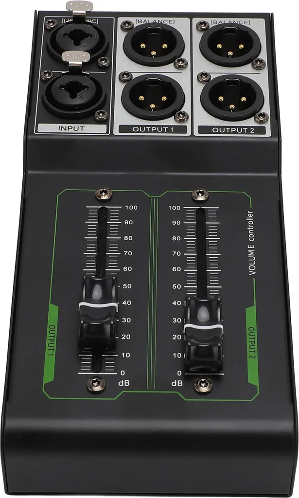 Ein schwarzes Audio-Mischpult mit XLR-Eingängen oben und zwei vertikalen Lautstärkereglern unten.