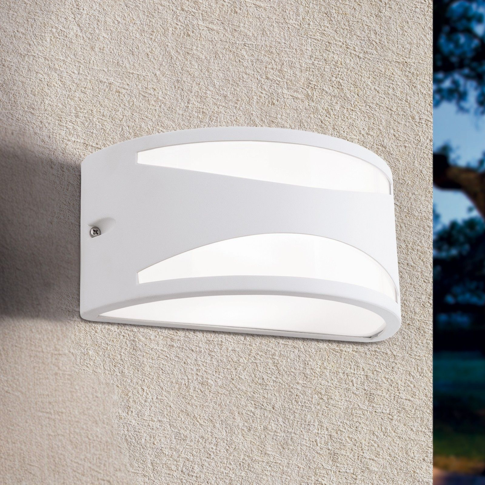 Eine moderne weiße Wandleuchte mit geschwungenem Design ist an einer strukturierten beigen Außenwand montiert.