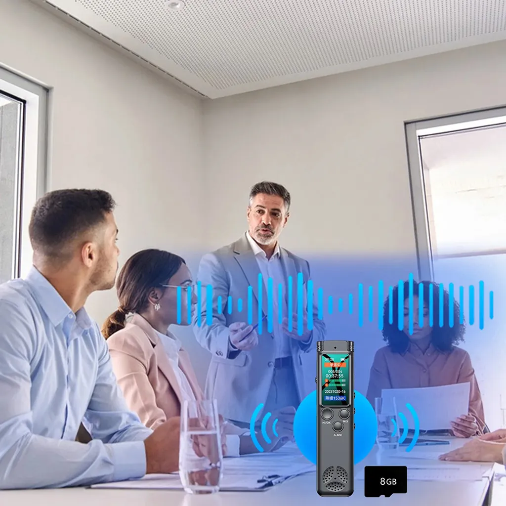 Ein Mann präsentiert vor Kollegen, mit einem digitalen Diktiergerät und blauen Wellen im Vordergrund.