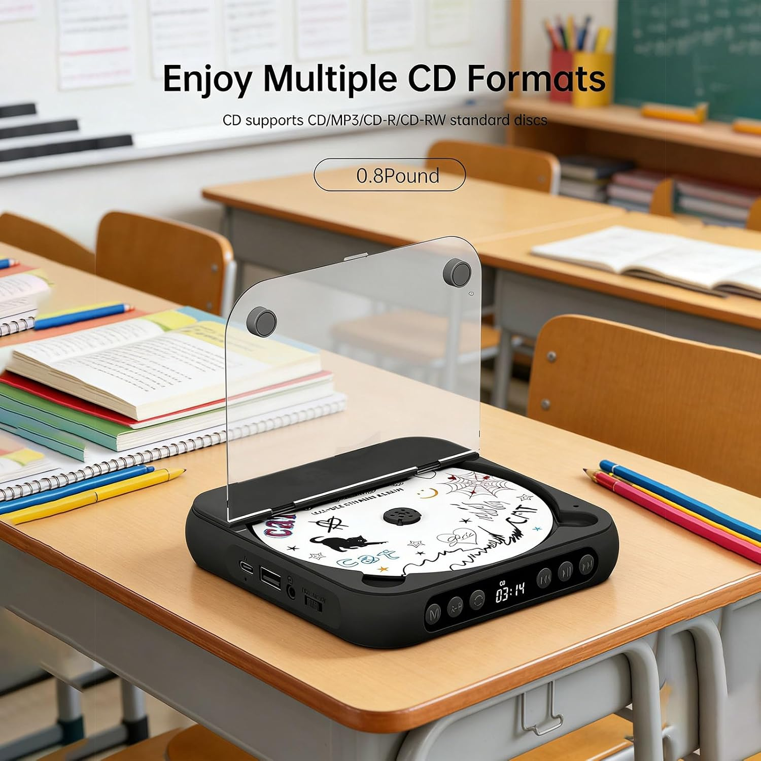 Ein schwarzer tragbarer CD-Player mit klarer Abdeckung steht auf einem Schulschulbänke neben Büchern.