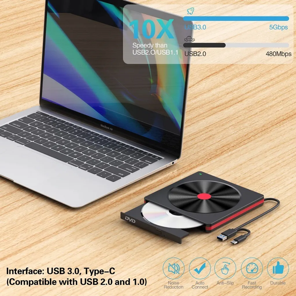 Ein Laptop steht auf einem Holztisch neben einem externen DVD-Laufwerk mit geöffneter Schublade.