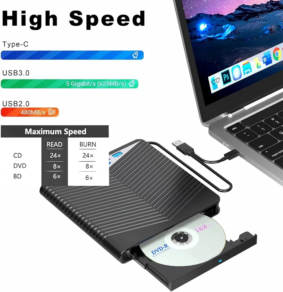 Ein externes DVD-Laufwerk ist mit einem USB-Kabel an einen Laptop angeschlossen, mit Geschwindigkeitsangaben.