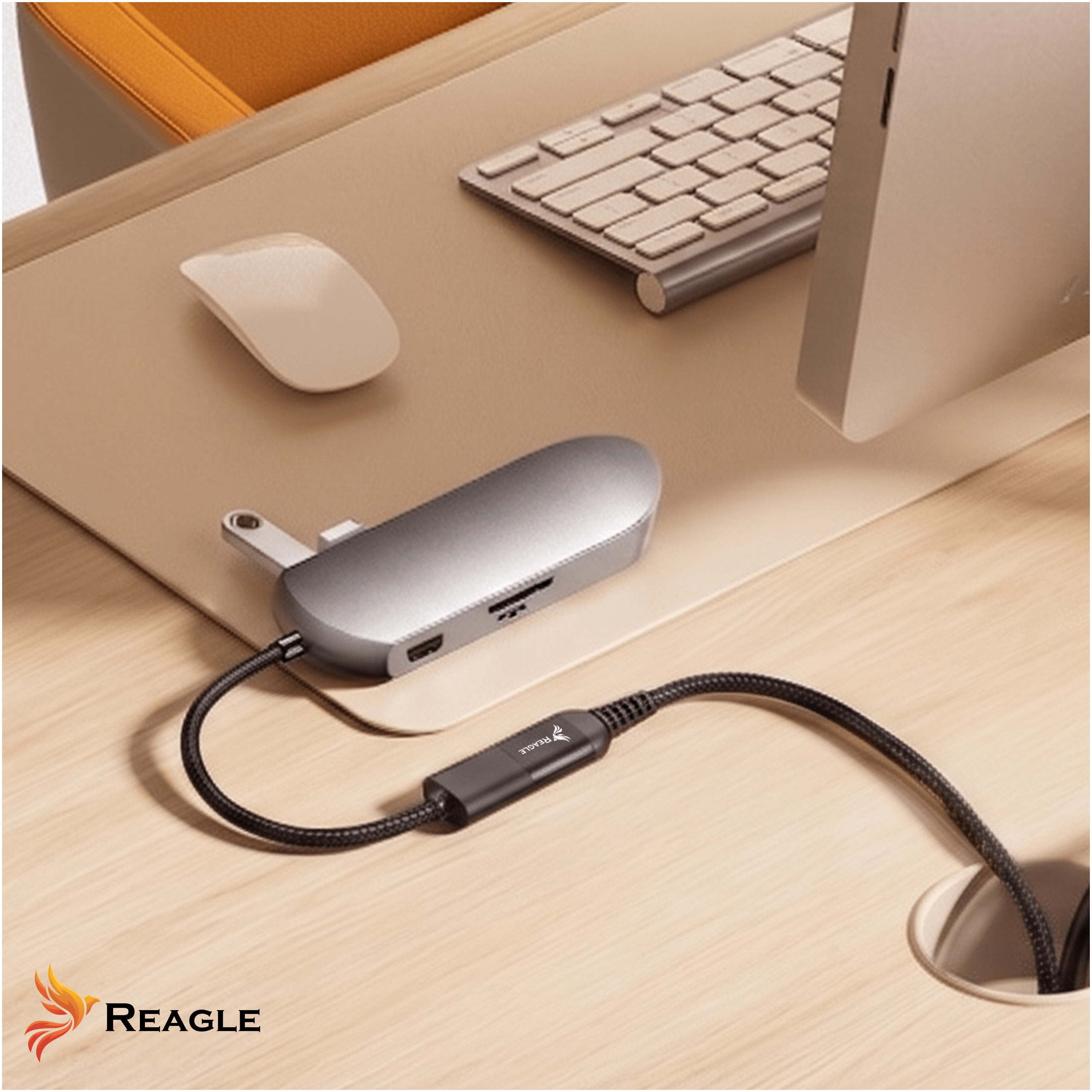 Un hub USB-C grigio su una scrivania in legno con tastiera, mouse e computer.